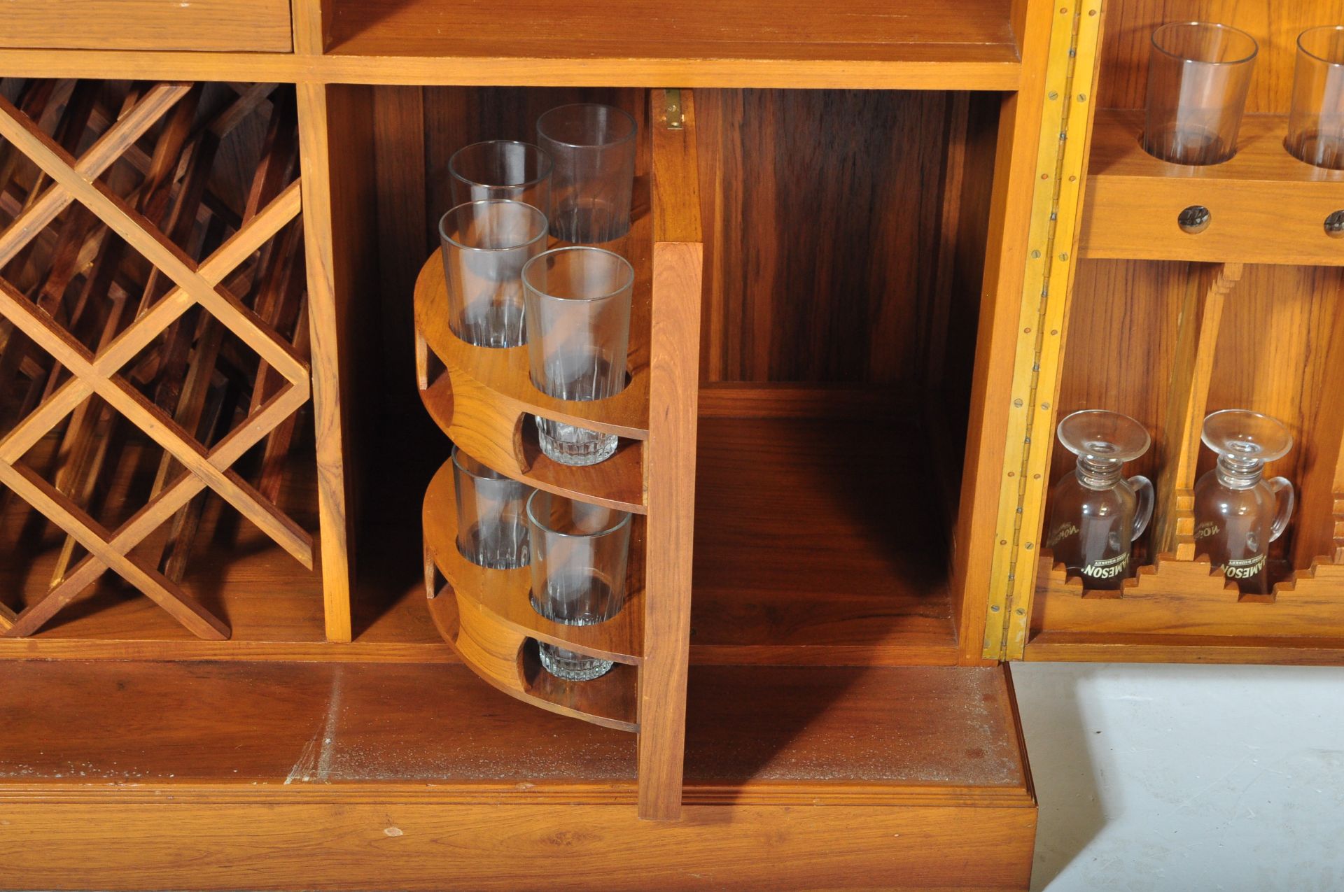 20TH CENTURY LARGE HARDWOOD CHINESE DRINKS CABINET BAR - Image 9 of 9