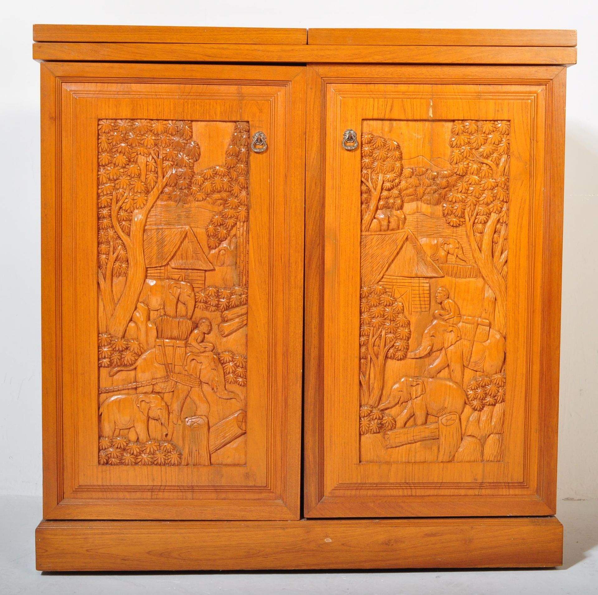 20TH CENTURY LARGE HARDWOOD CHINESE DRINKS CABINET BAR