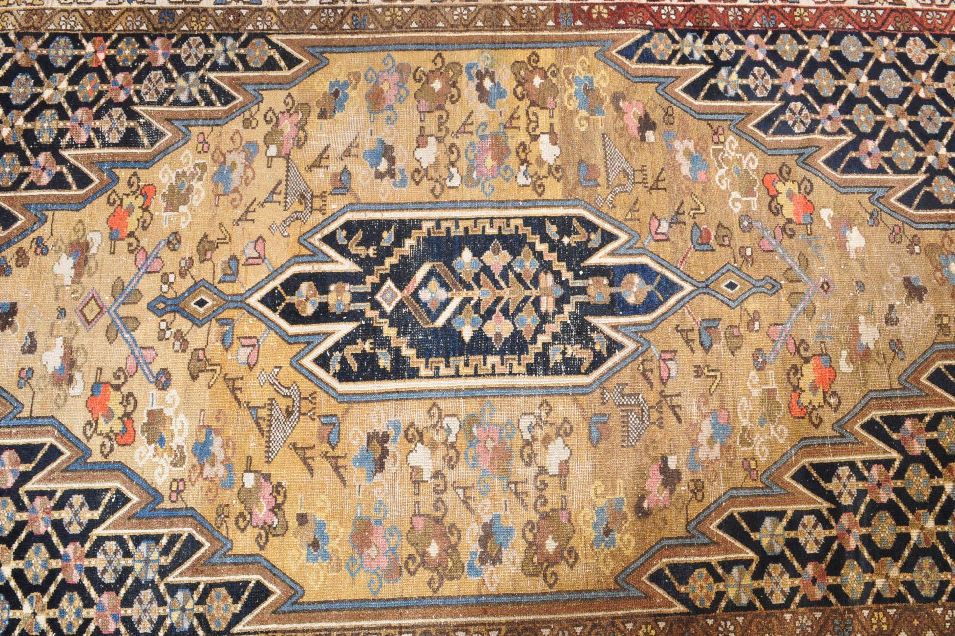 A late 19th century Persian Islamic Mazlagan / Maleyer floor carpet rug in green earthy tones with a - Bild 2 aus 5