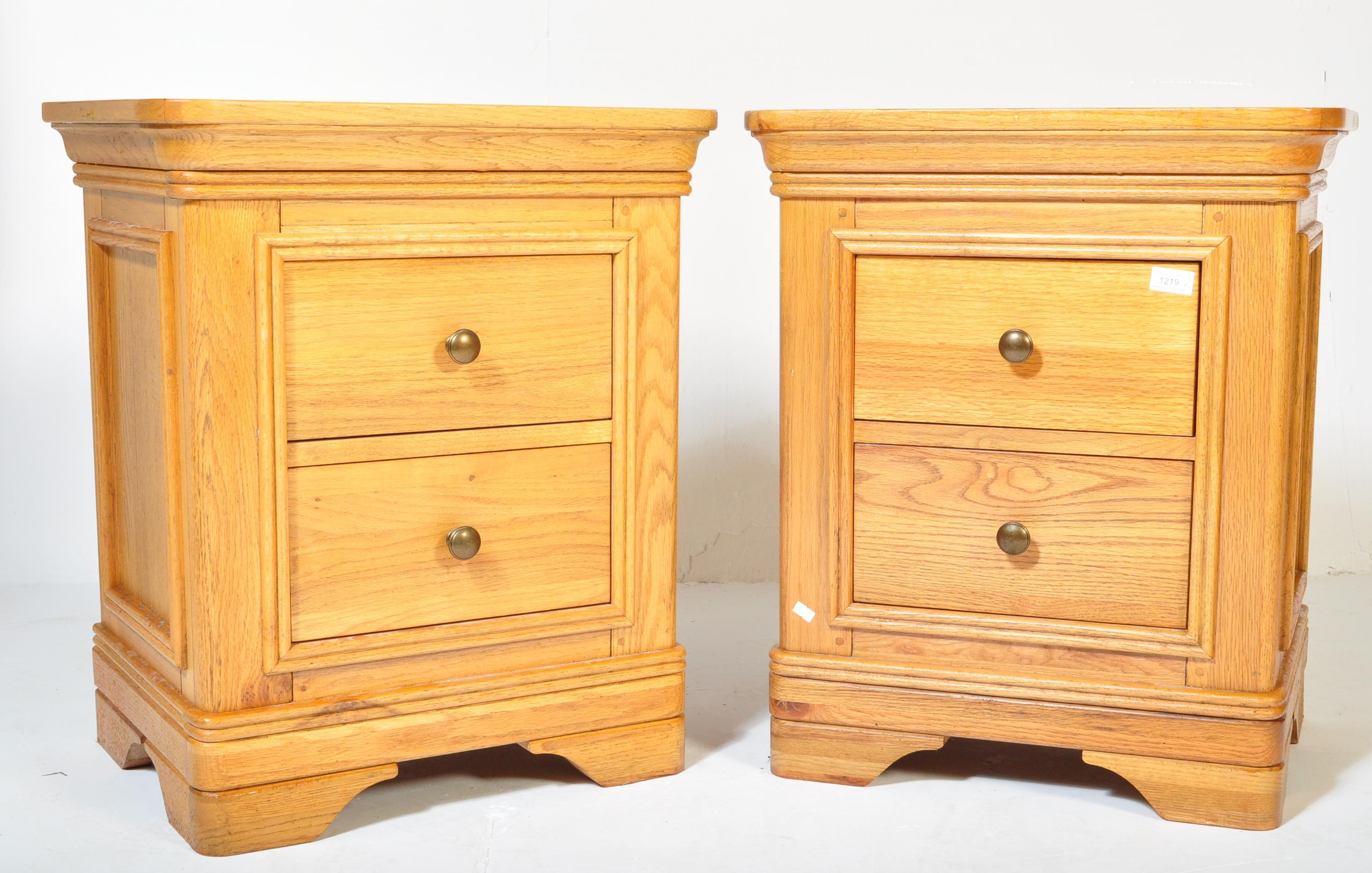 PAIR OF CONTEMPORARY OAK BEDSIDE CHESTS OF DRAWERS