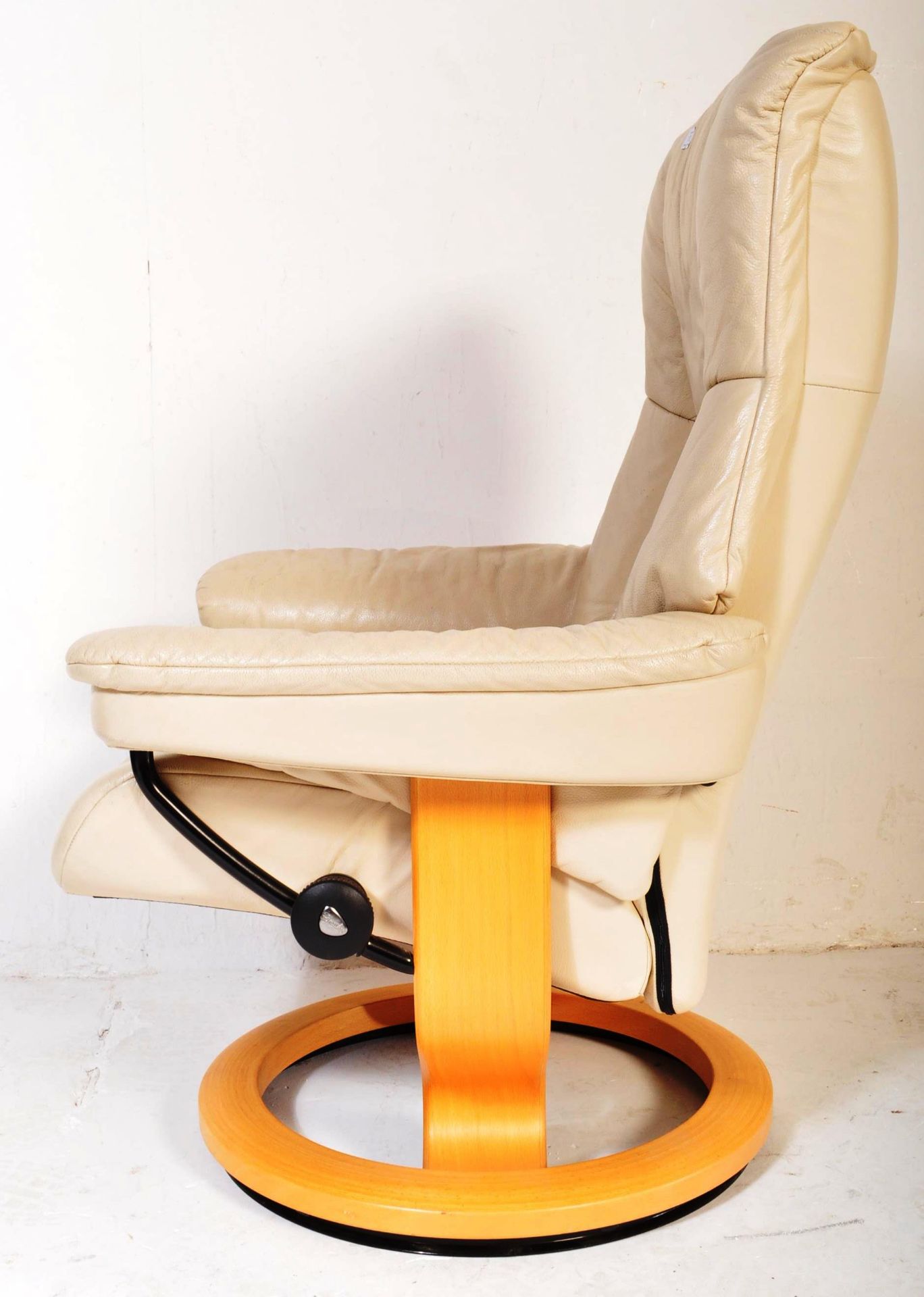20TH CENTURY CREAM LEATHER STRESS LESS CHAIR - Image 4 of 6
