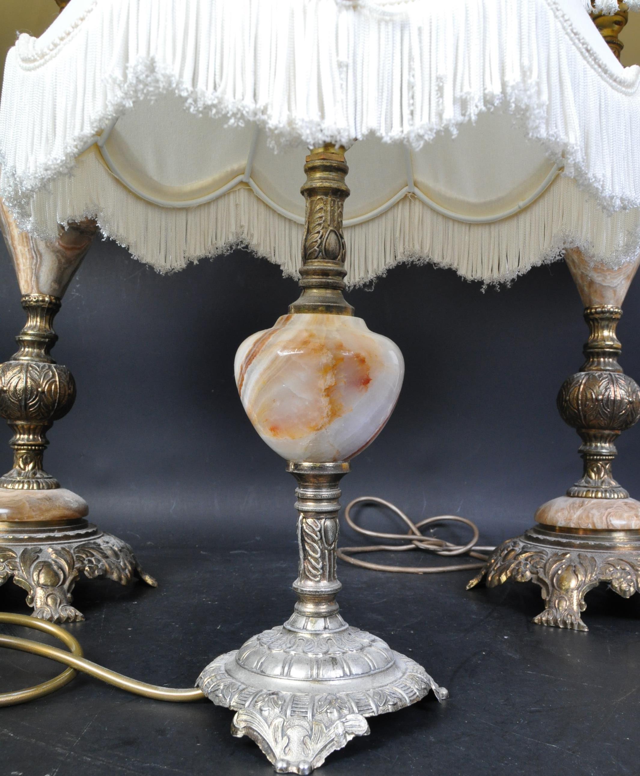 SET OF THREE VINTAGE MARBLE & BRASS TABLE LAMPS WITH SHADES - Image 4 of 6