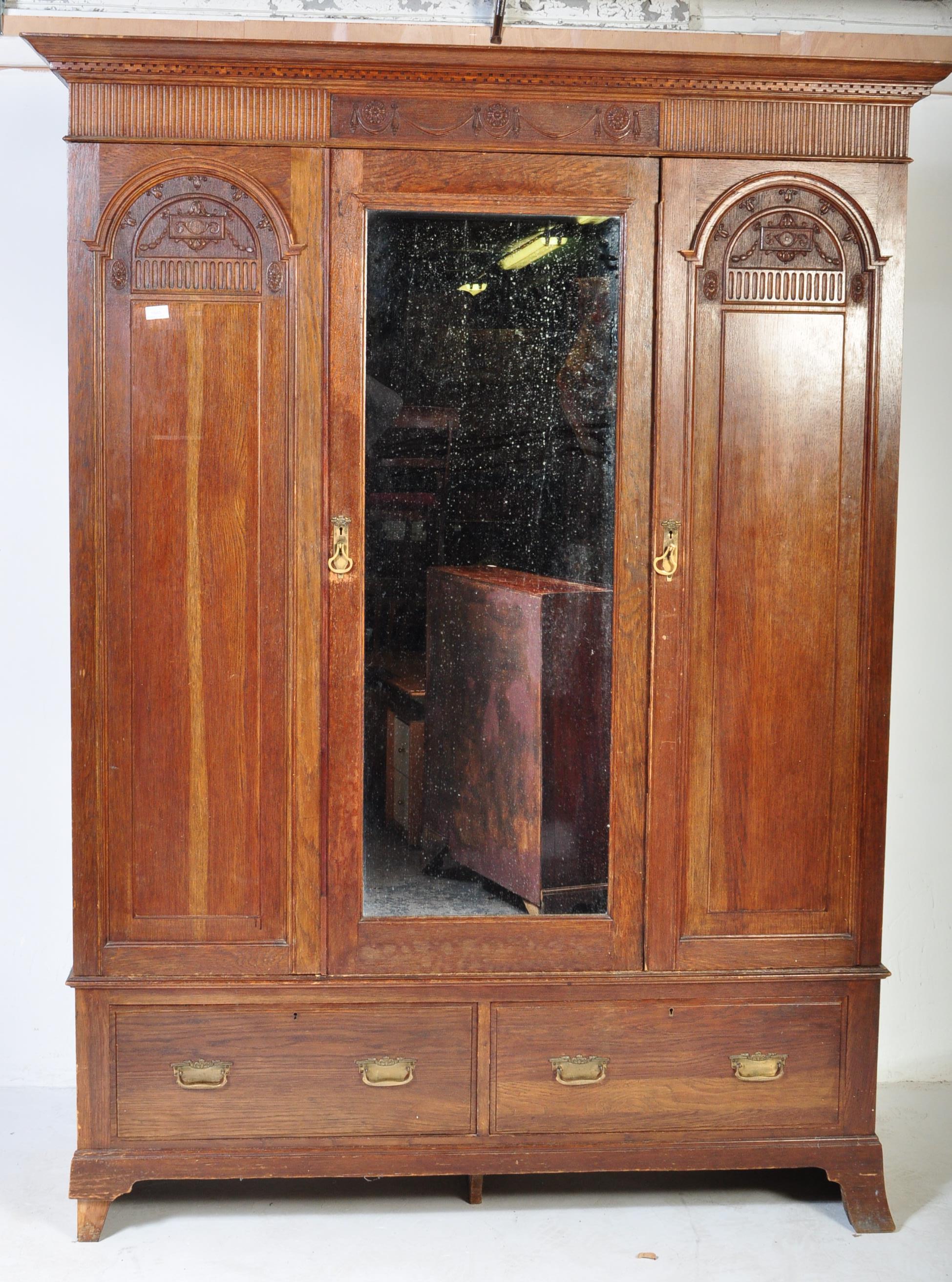 VICTORIAN 19TH CENTURY OAK WARDROBE