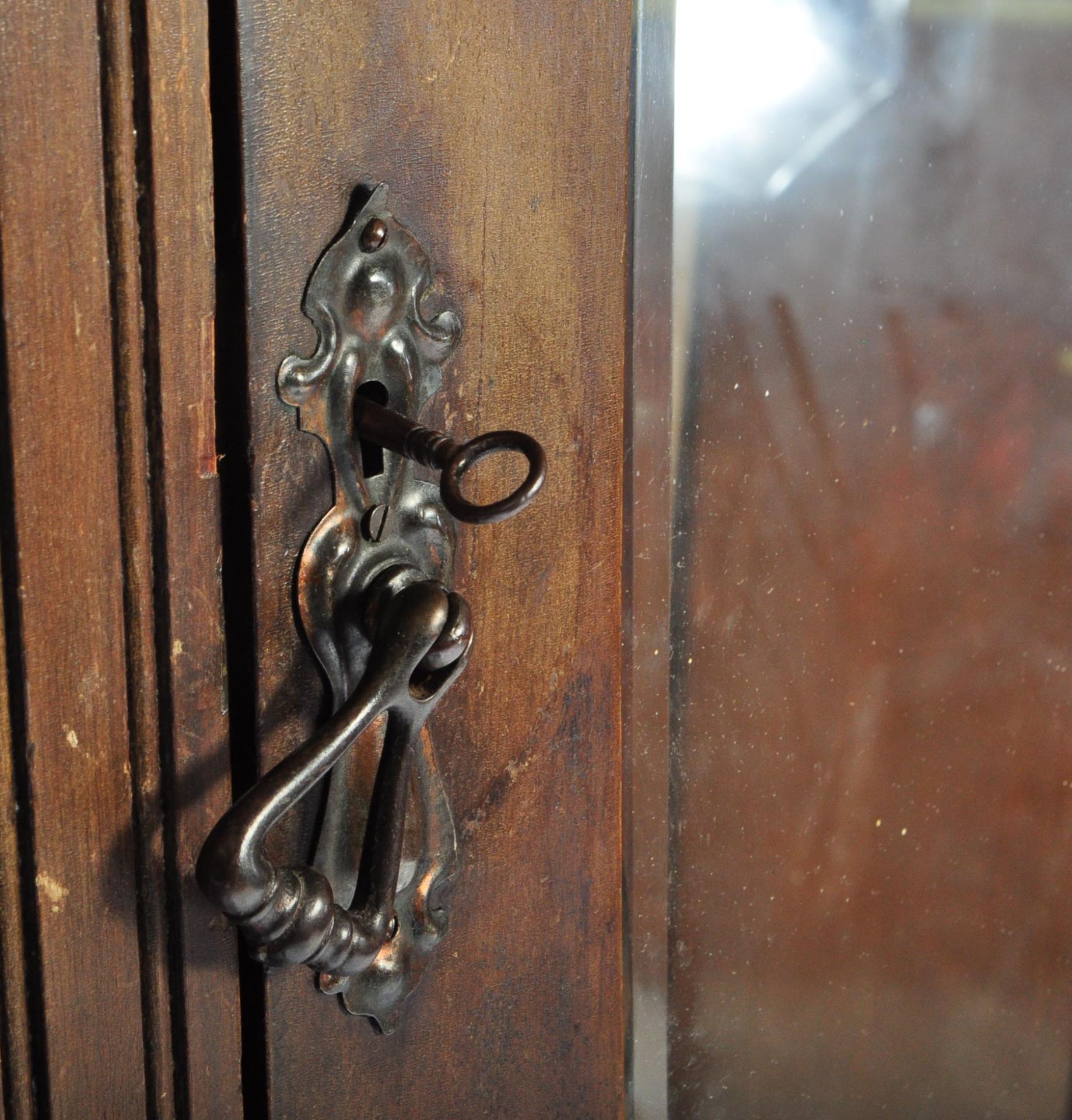 EDWARDIAN MAHOGANY ARTS & CRAFTS WARDROBE ARMOIRE. - Image 5 of 5