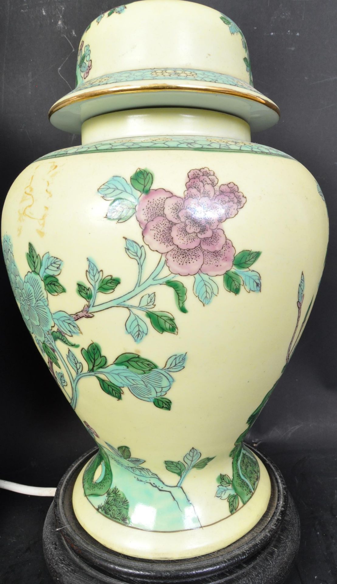 PAIR OF CHINESE FAMILLE ROSE PORCELAIN VASE LAMPS - Image 4 of 5