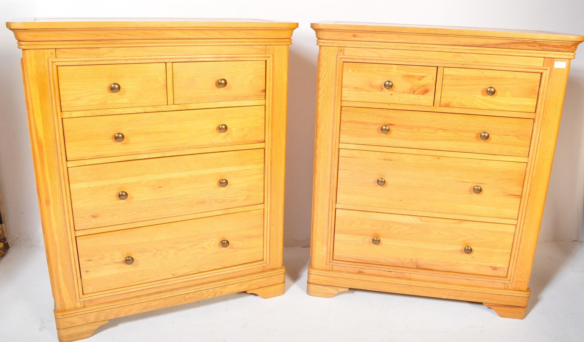 A PAIR OF OAK CONTEMPORARY CHEST OF DRAWERS