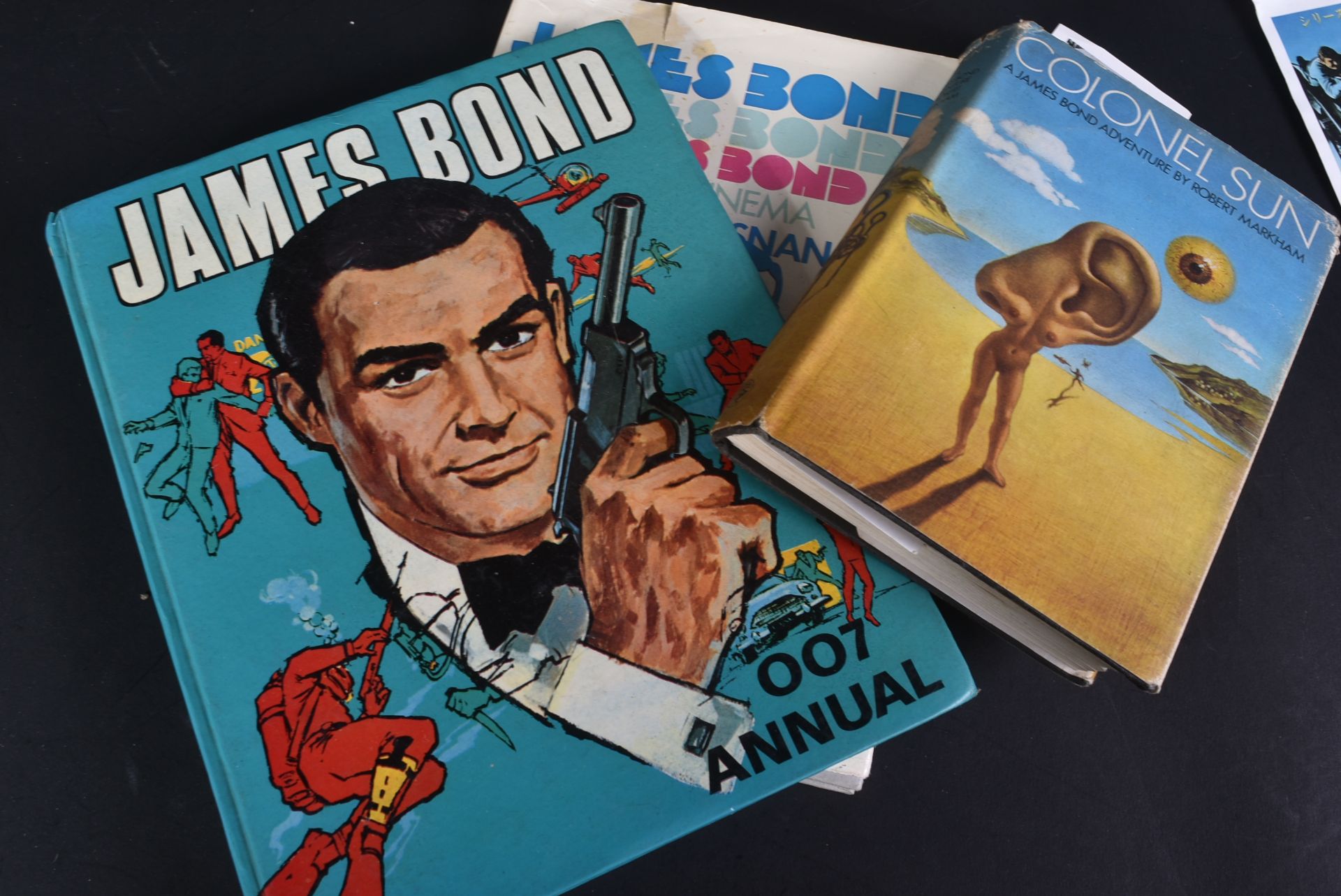 LARGE COLLECTION OF ASSORTED VINTAGE JAMES BOND RELATED BOOKS - Bild 3 aus 7