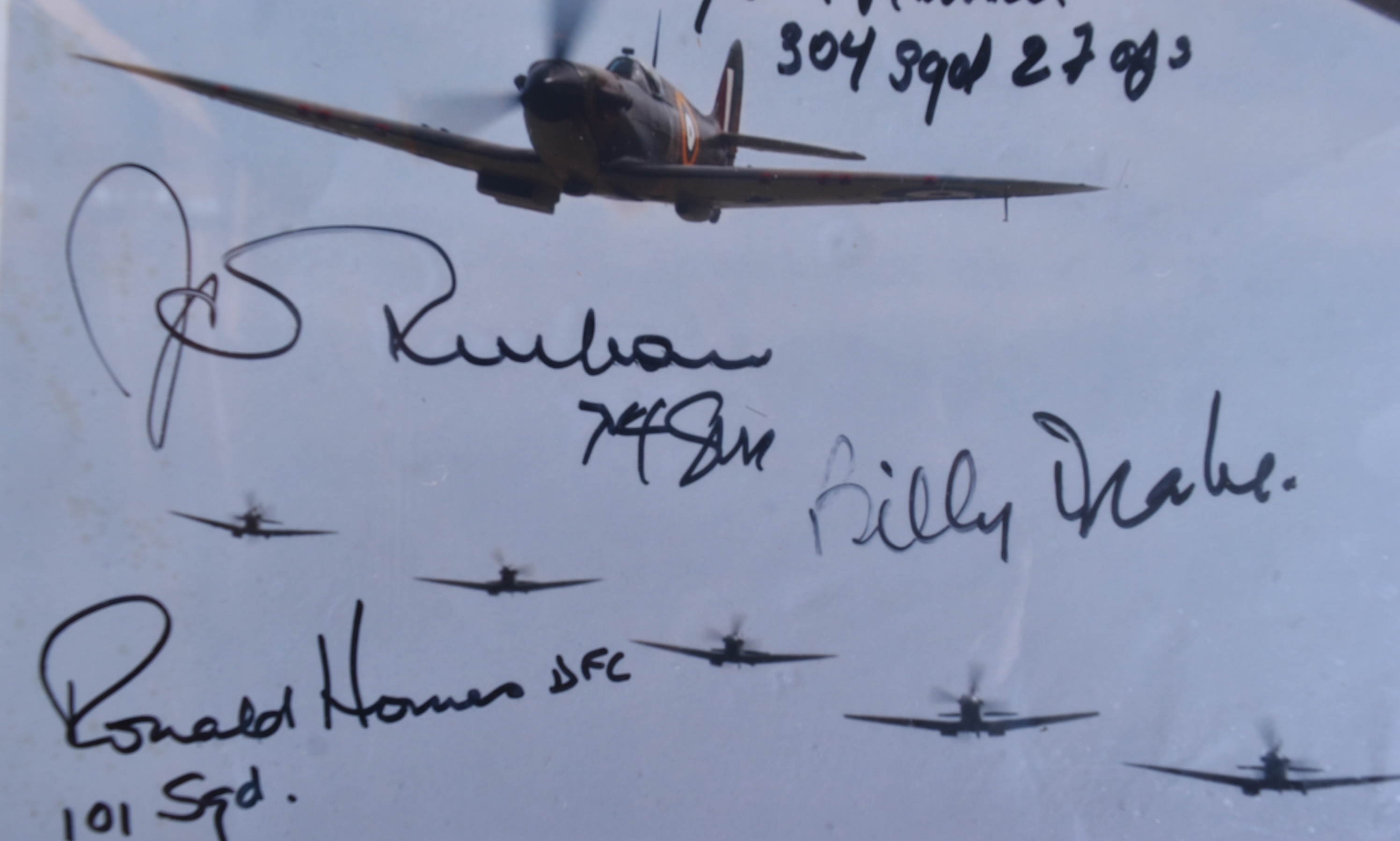 WW2 VETERANS / PILOTS - MULTI-SIGNED BATTLE OF BRITAIN PHOTO - Image 3 of 5