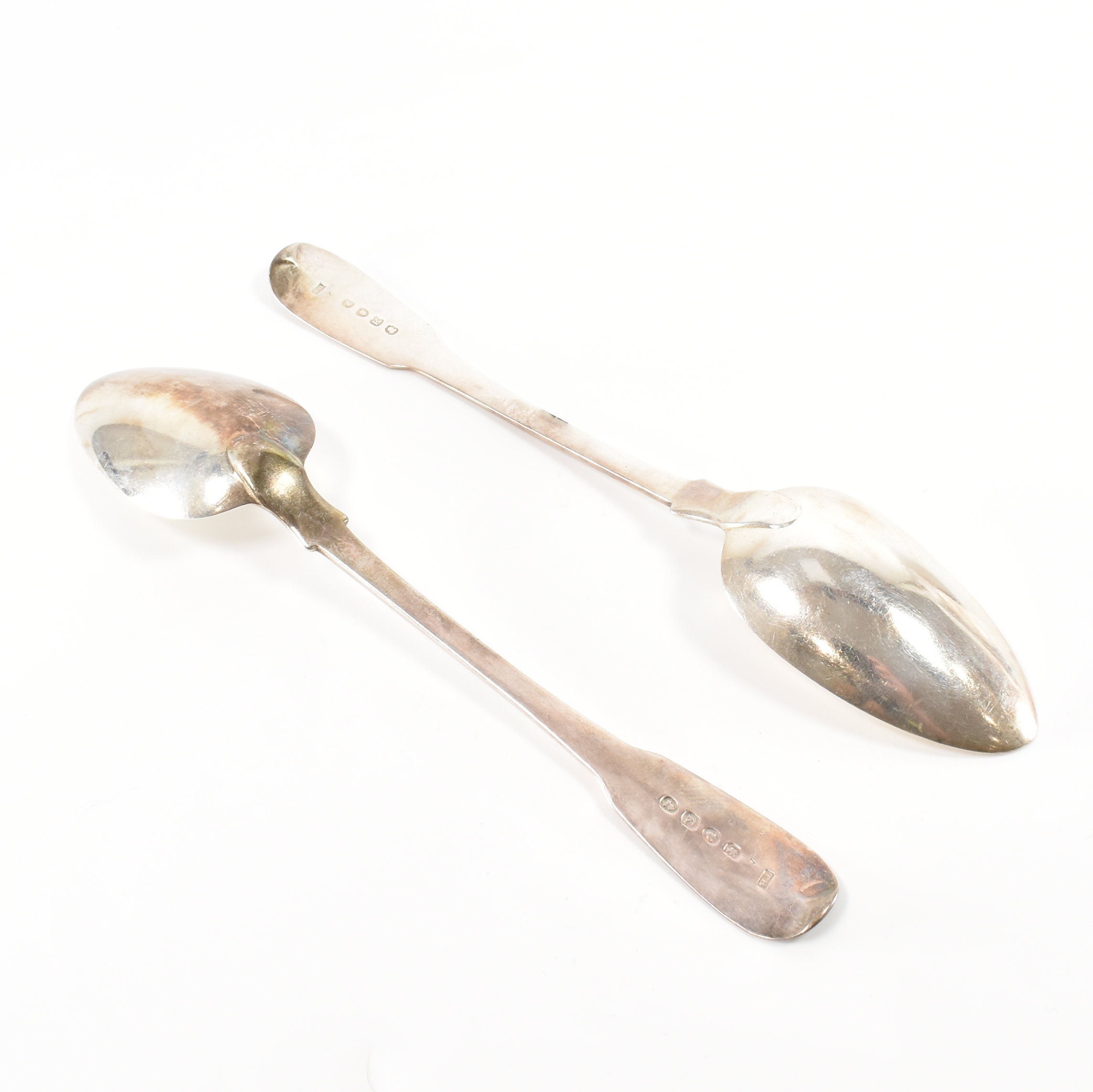 A PAIR OF GEORGE III HALLMARKED SILVER SERVING SPOONS - Image 2 of 3