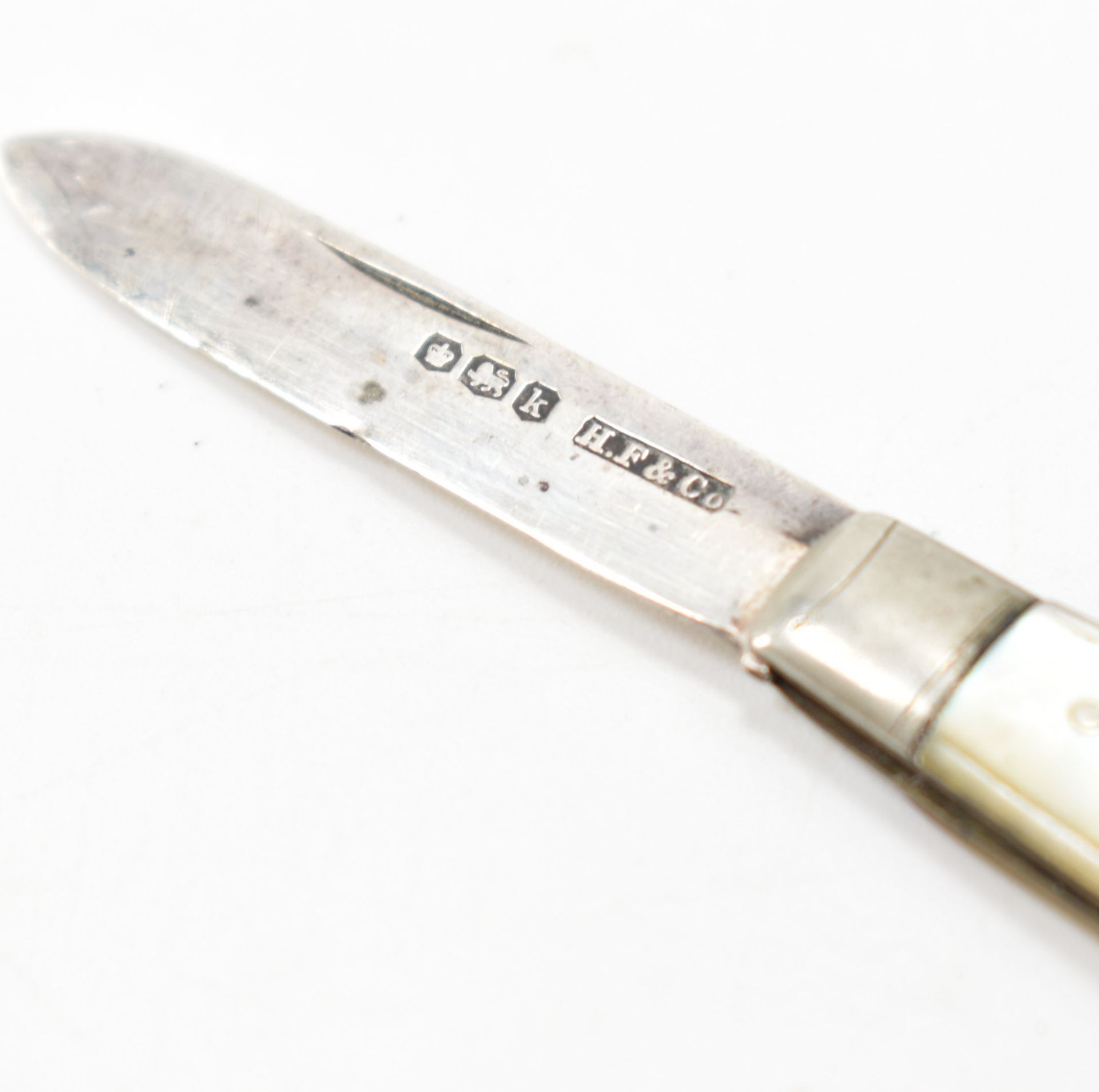 GROUP OF HALLMARKED SILVER MOTHER OF PEARL FRUIT KNIVES - Image 16 of 20