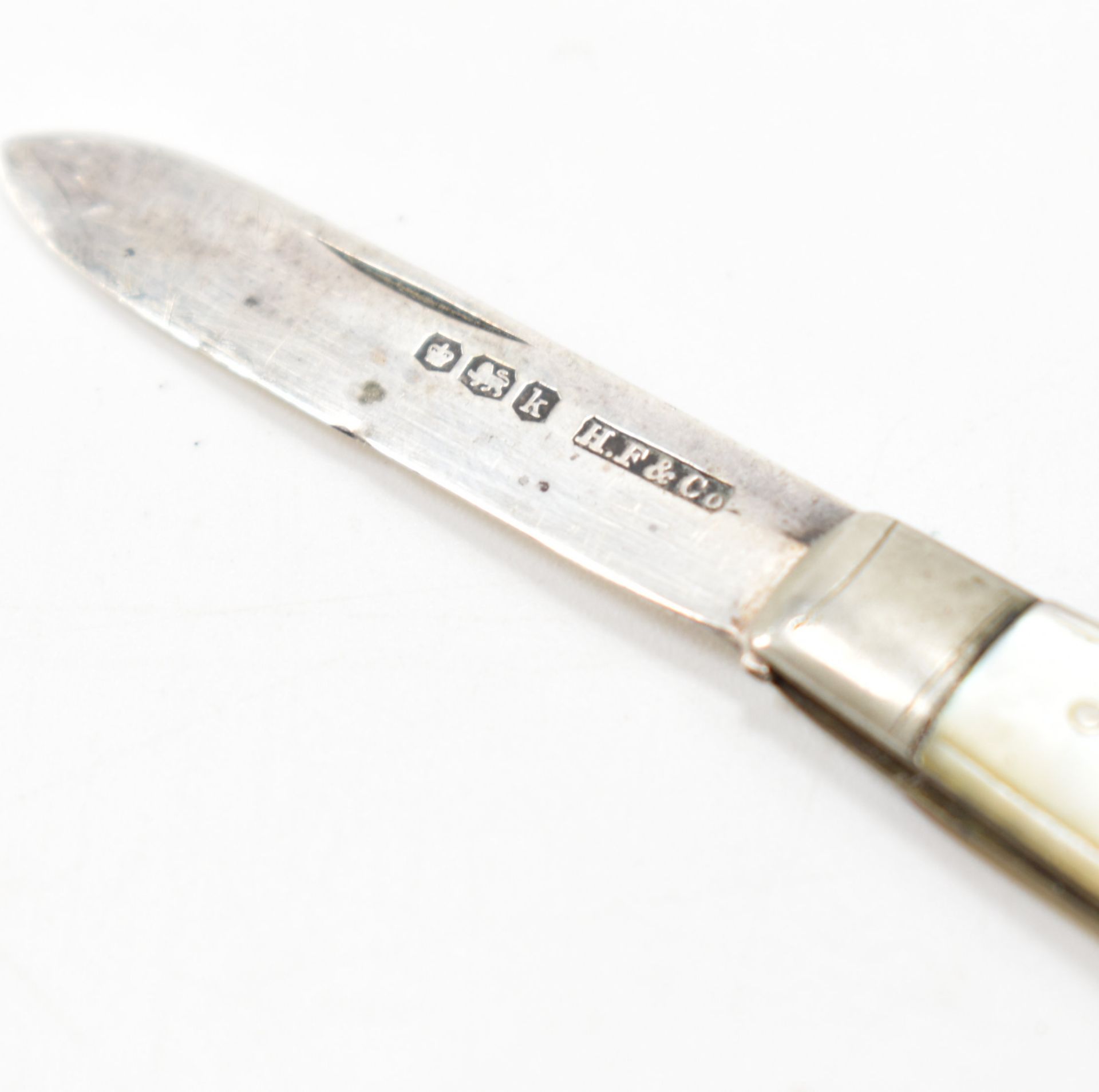 GROUP OF HALLMARKED SILVER MOTHER OF PEARL FRUIT KNIVES - Image 15 of 20