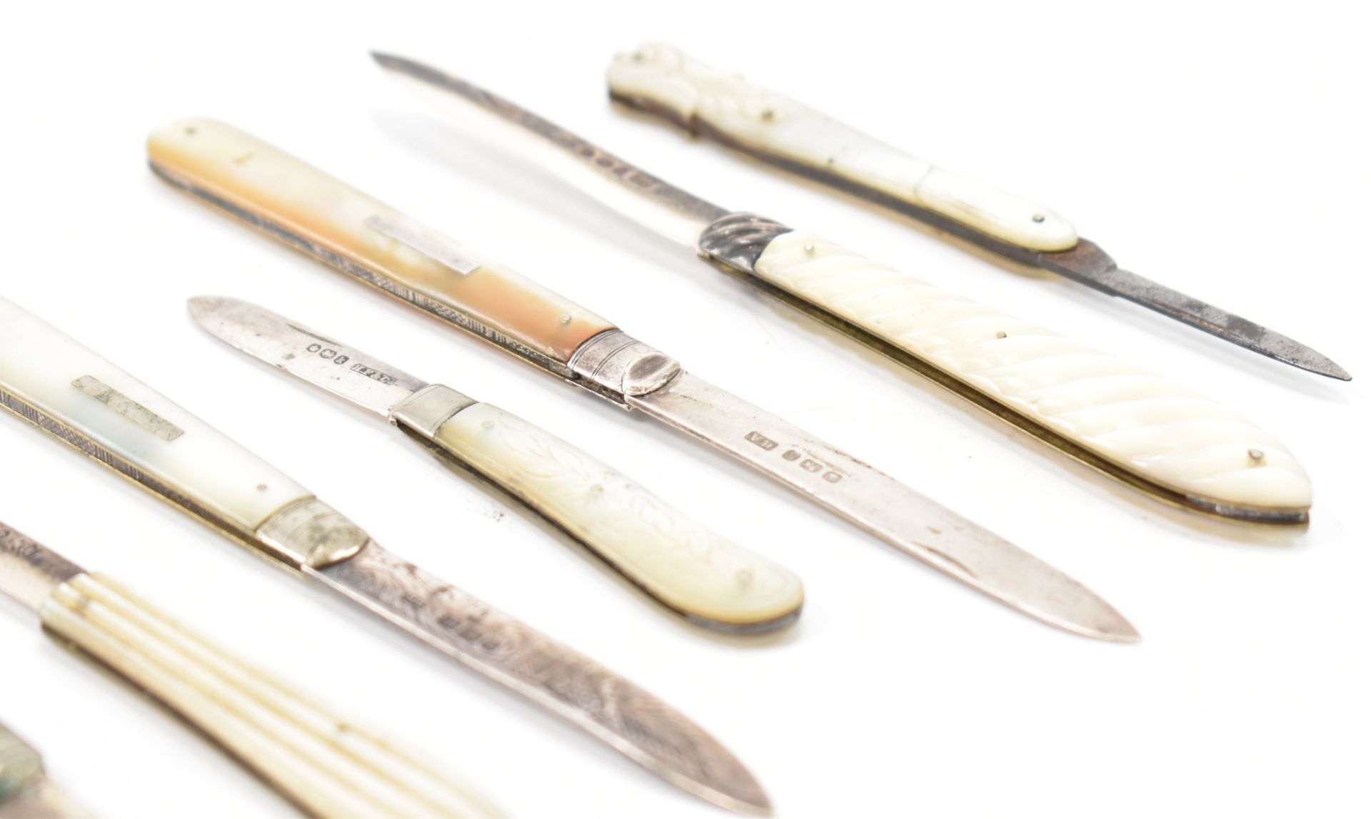 GROUP OF HALLMARKED SILVER MOTHER OF PEARL FRUIT KNIVES - Image 3 of 20