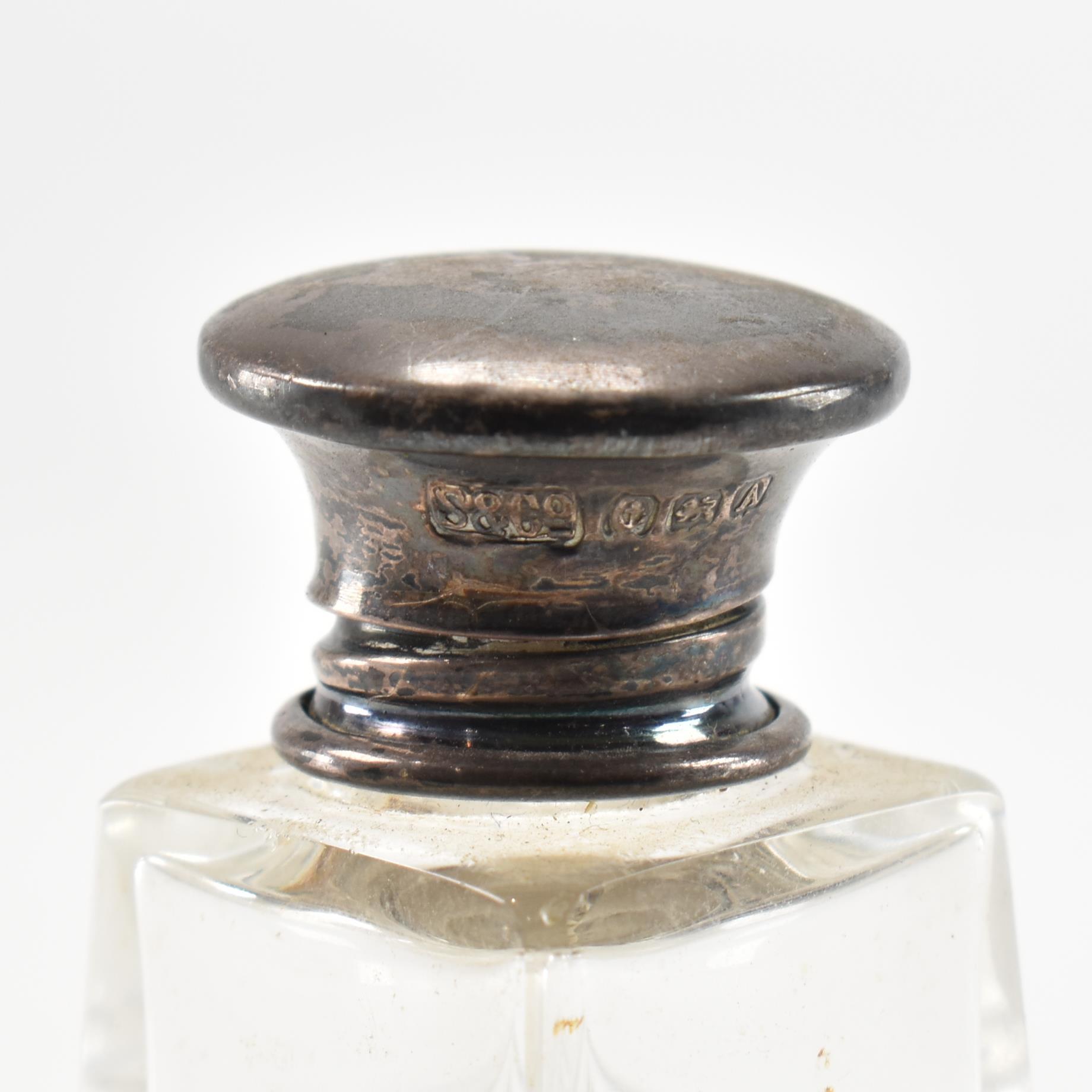 A COLLECTION OF SILVER & GLASS HALLMARKED CONDIMENT POTS SHAKERS & TRAYS - Image 5 of 8