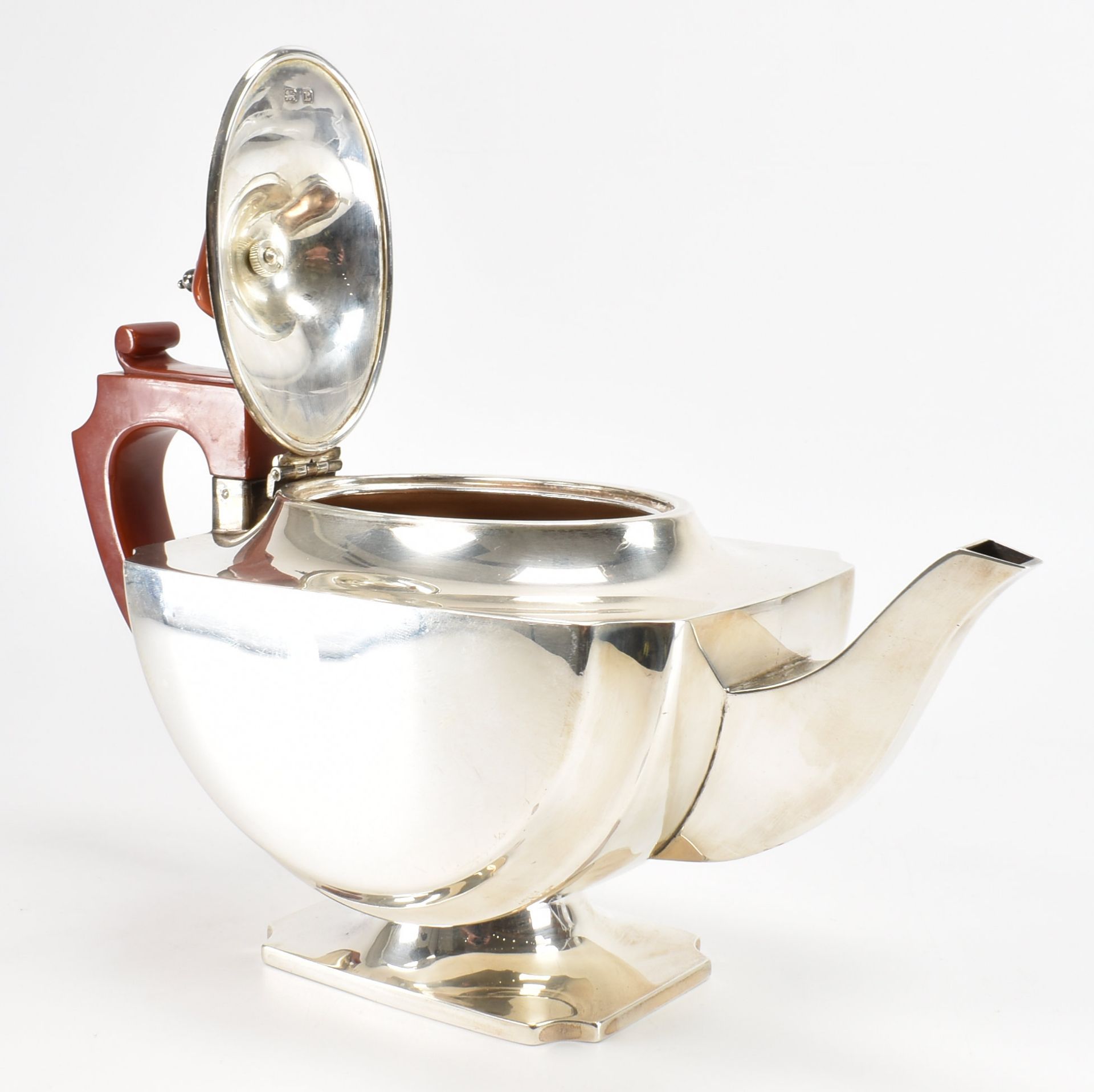 A GEORGE V SILVER TEAPOT WITH SUGAR BOWL & CREAMER - Image 6 of 7