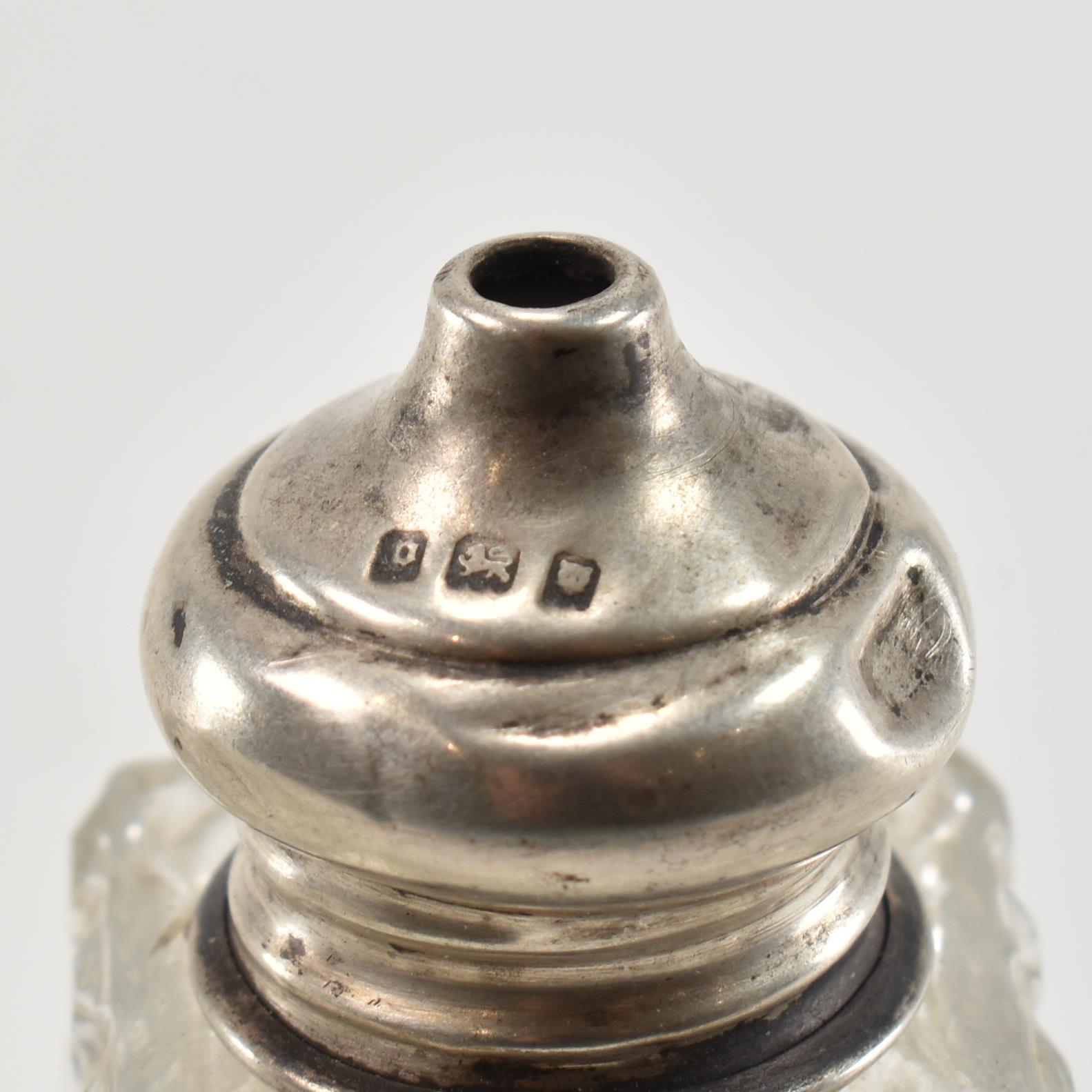 A COLLECTION OF SILVER & GLASS HALLMARKED CONDIMENT POTS SHAKERS & TRAYS - Image 3 of 8