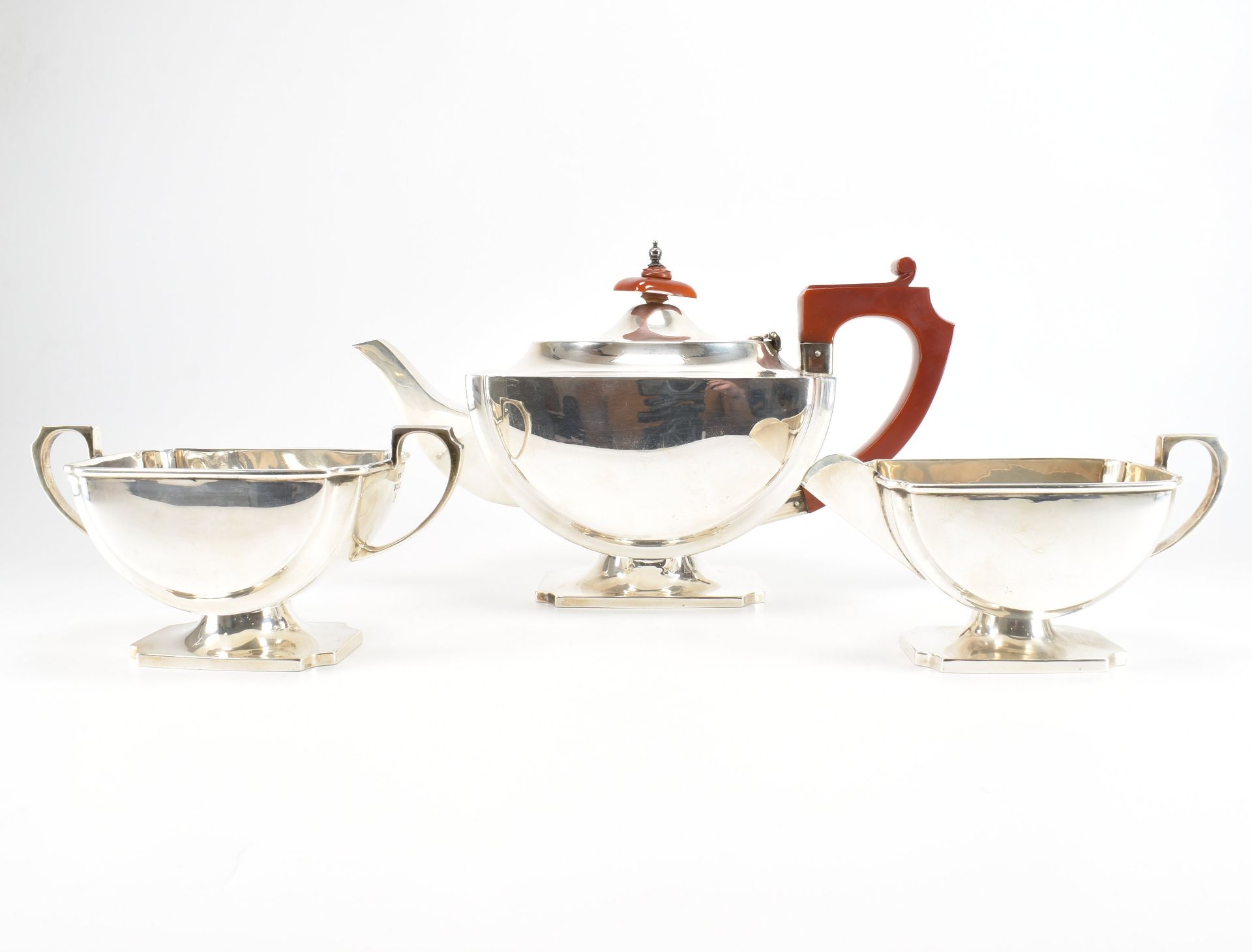 A GEORGE V SILVER TEAPOT WITH SUGAR BOWL & CREAMER - Image 2 of 7