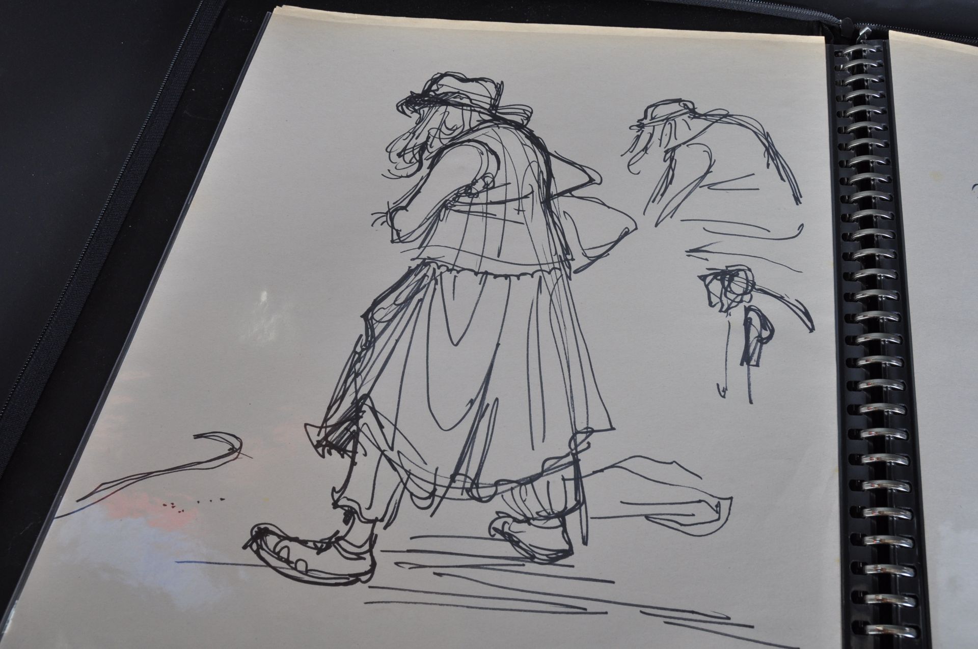 RICHARD BAZLEY (B.1962 ANIMATOR) - FOLIO OF HAND DRAWN ARTWORK - Bild 2 aus 9