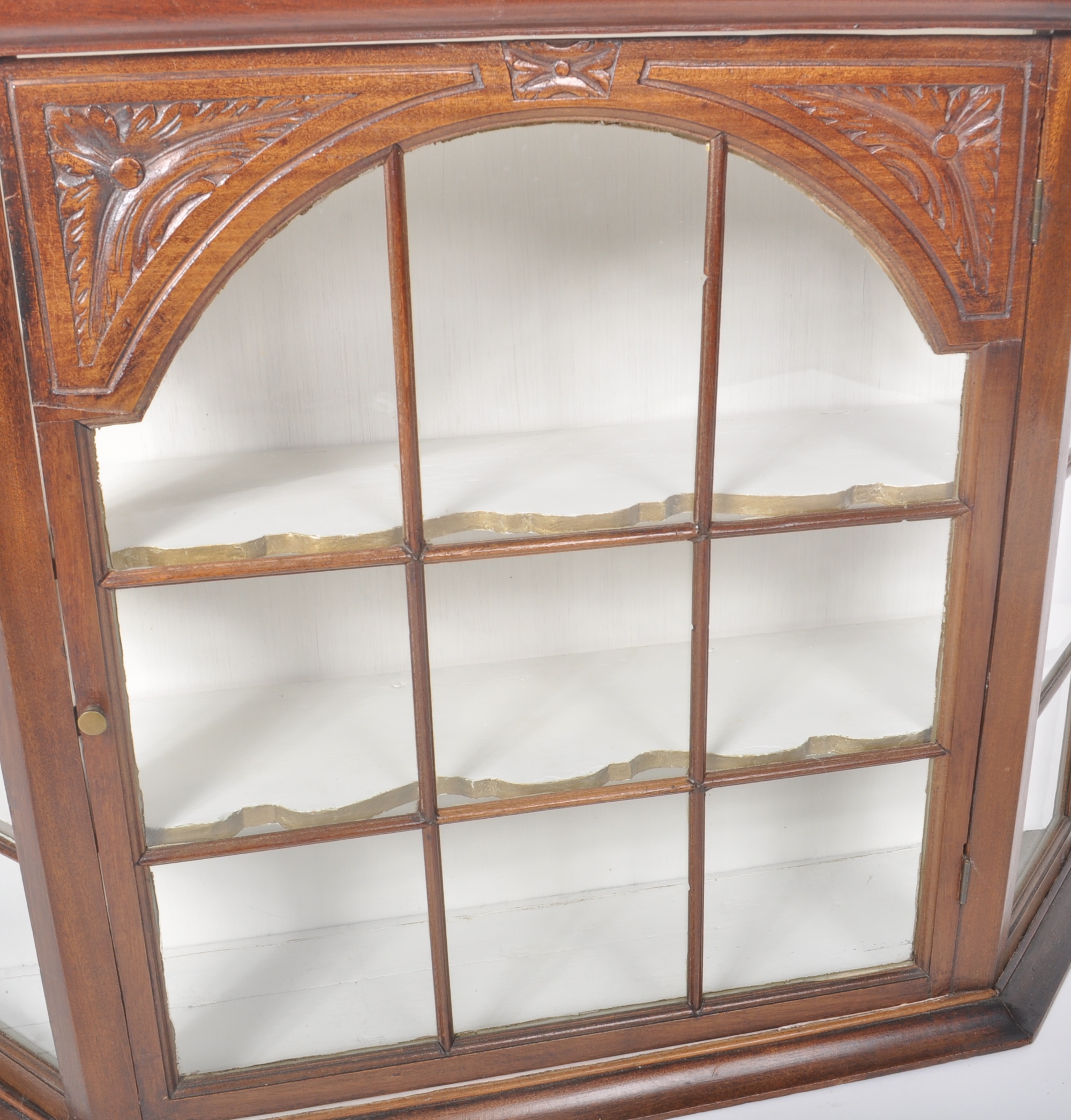 19TH CENTURY GEORGE III CARVED OAK HANGING VITRINE - Image 4 of 5