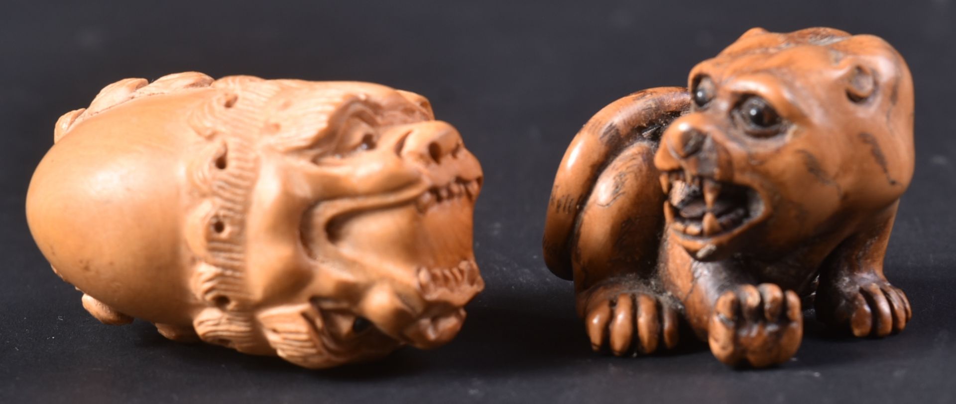 TWO JAPANESE CARVED WOODEN TIGER NETSUKES - Bild 2 aus 5