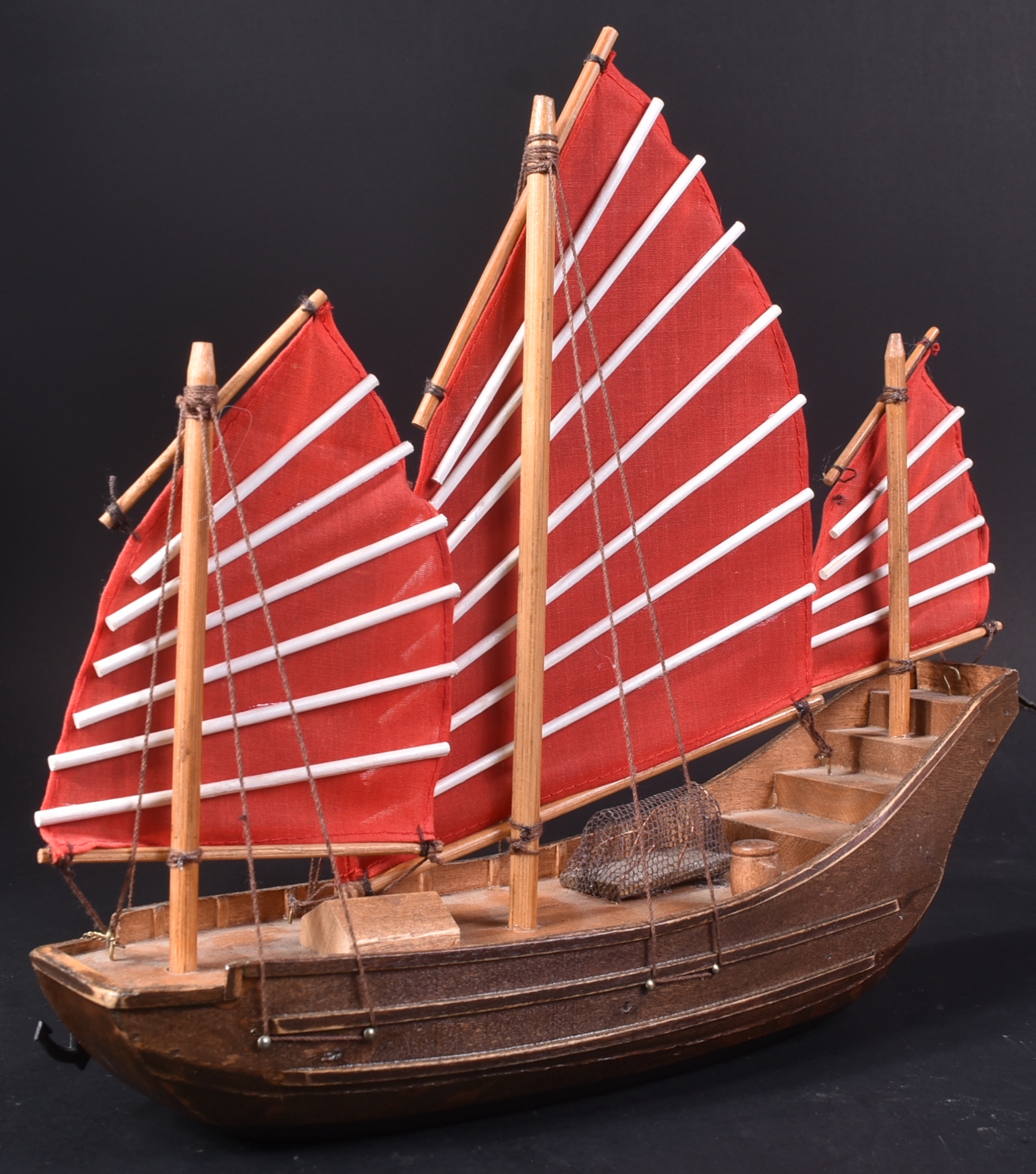 SCRATCHBUILT CHINESE MODEL JUNK BOAT