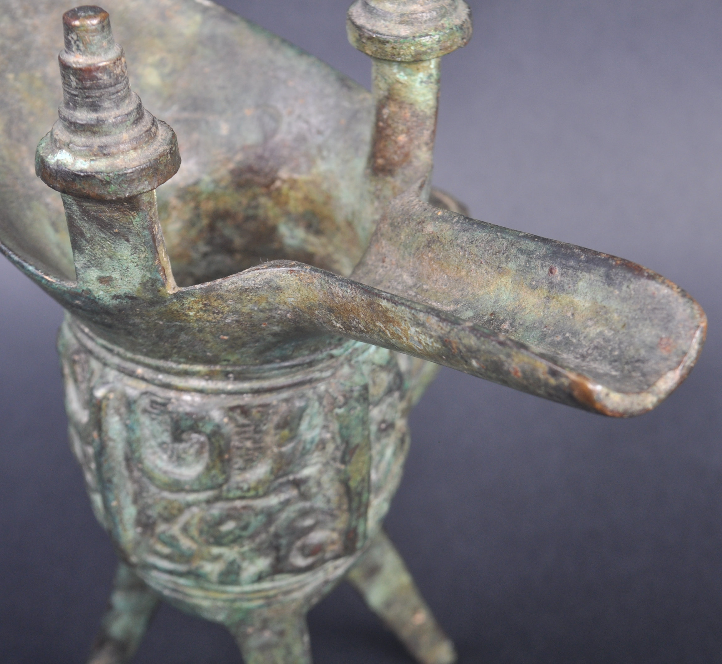 19TH CENTURY CHINESE BRONZE JUE RITUAL VESSEL - Image 4 of 8