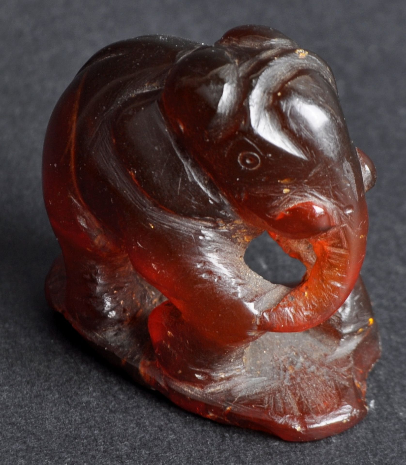 CHINESE HAND CARVED AMBER ELEPHANT FIGURINE - Image 2 of 4