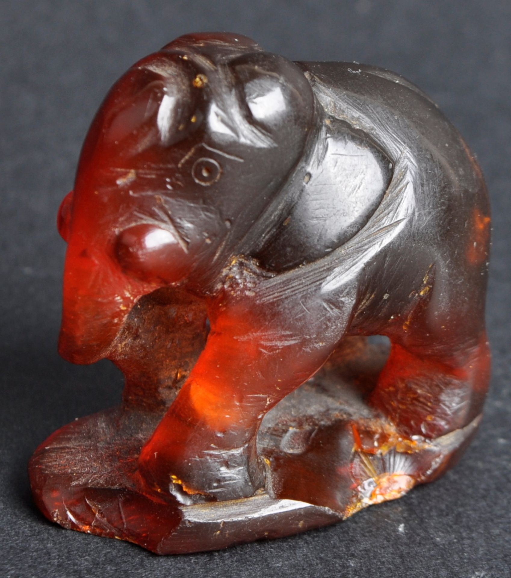 CHINESE HAND CARVED AMBER ELEPHANT FIGURINE - Image 3 of 4