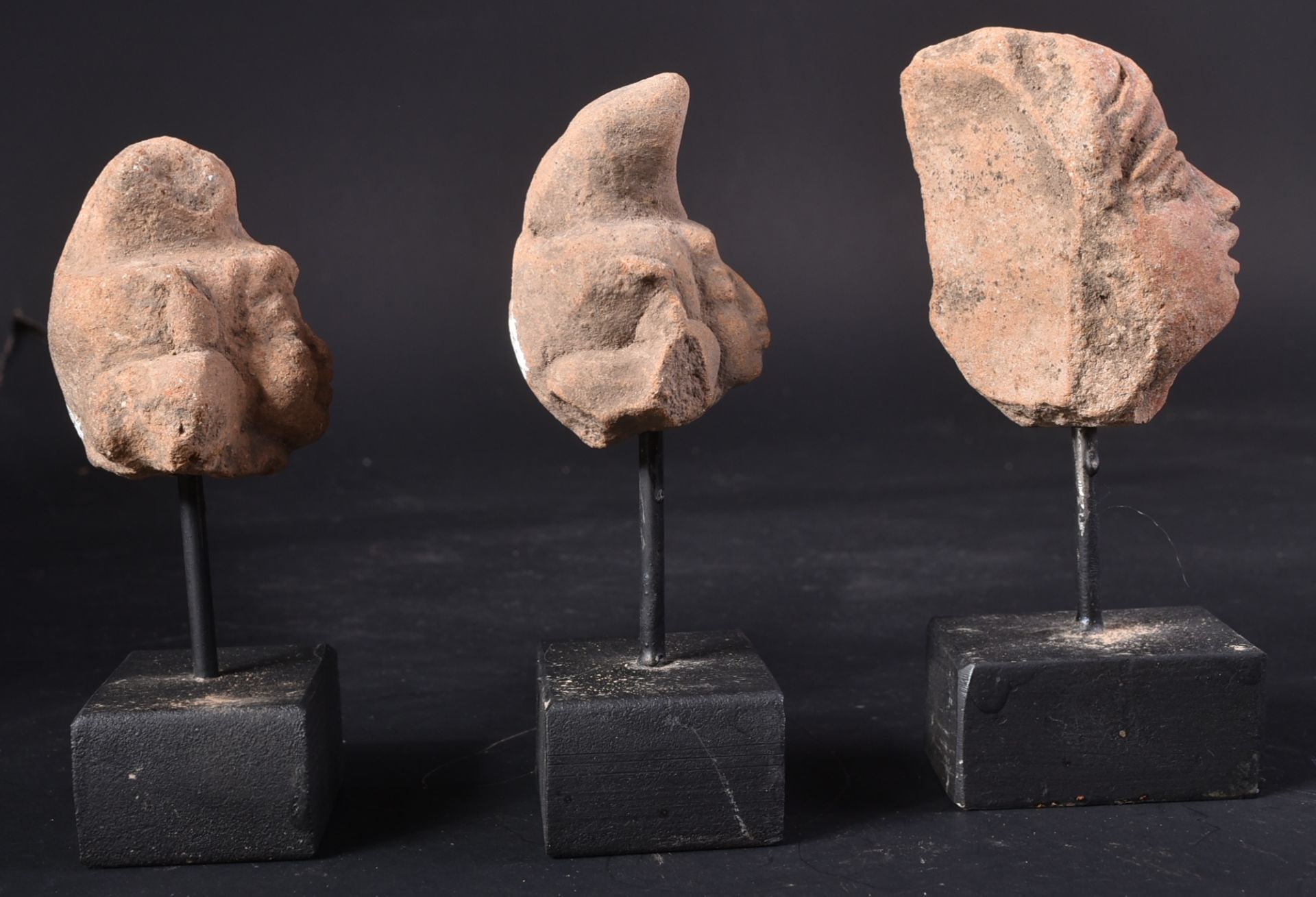 THREE 14TH CENTURY JAVASENE EARLY POTTERY HEADS - Image 3 of 5