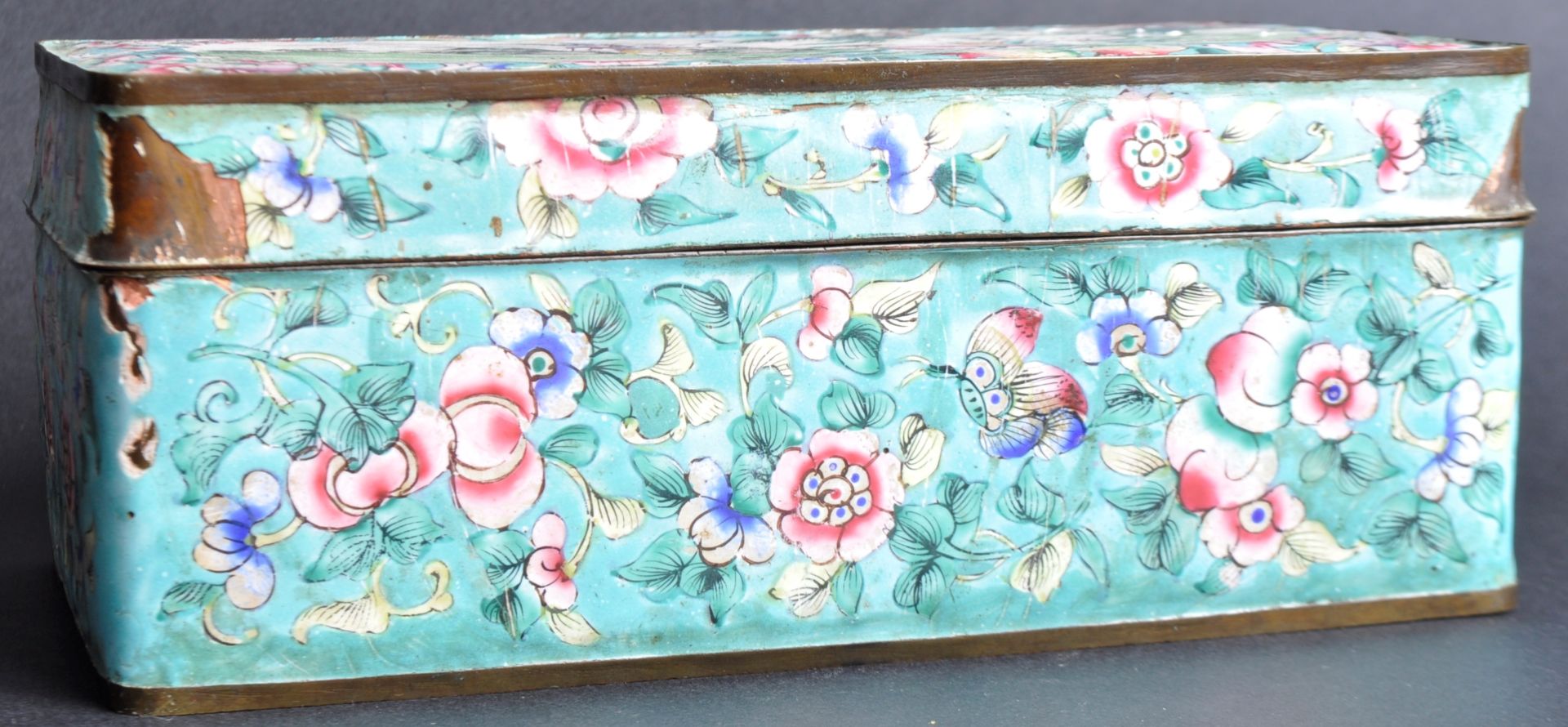 19TH CENTURY CHINESE CANTON ENAMEL BOX