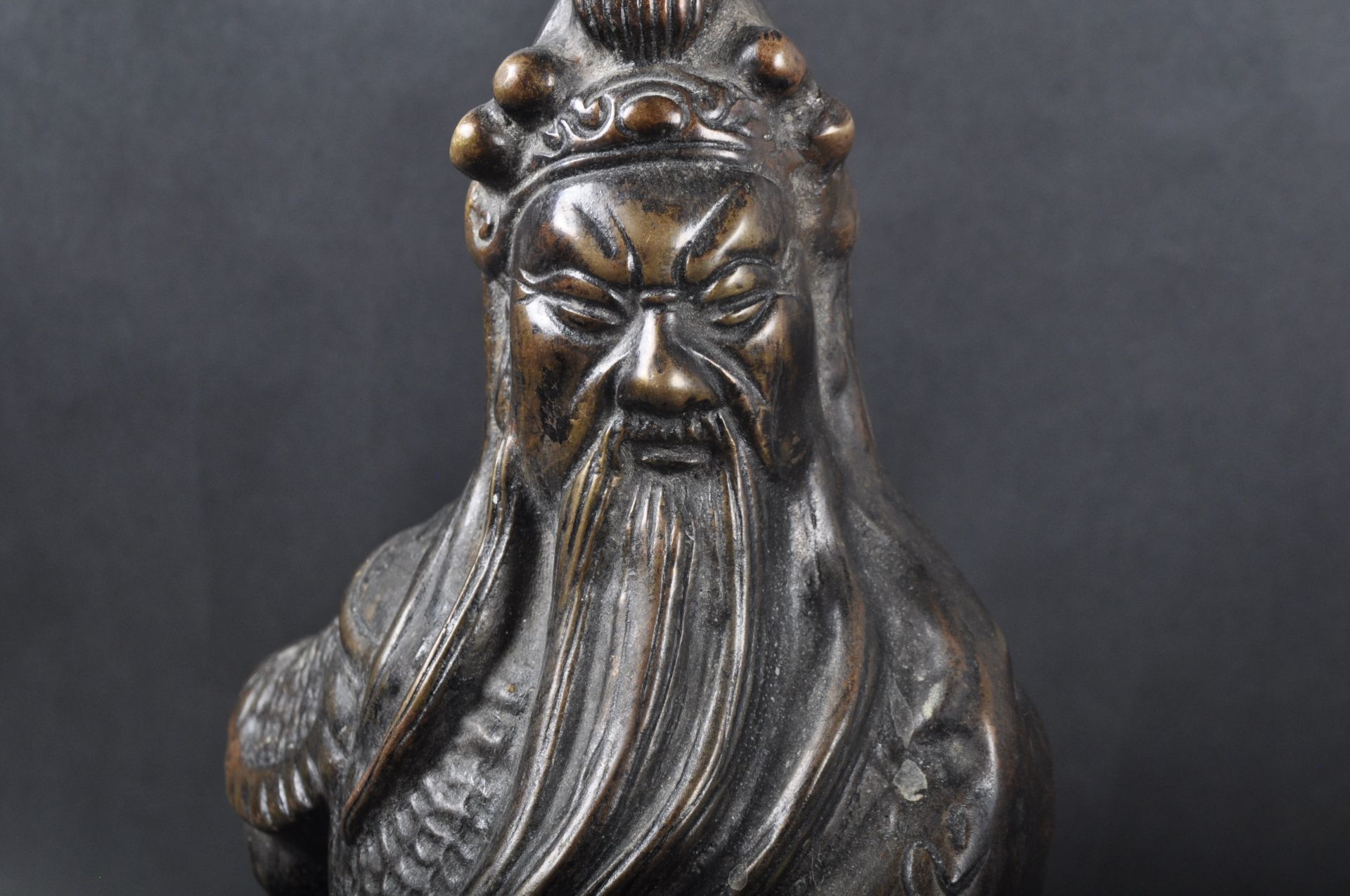 LARGE 19TH CENTURY CHINESE BRONZE ELDER WARRIOR FIGURINE - Image 7 of 10