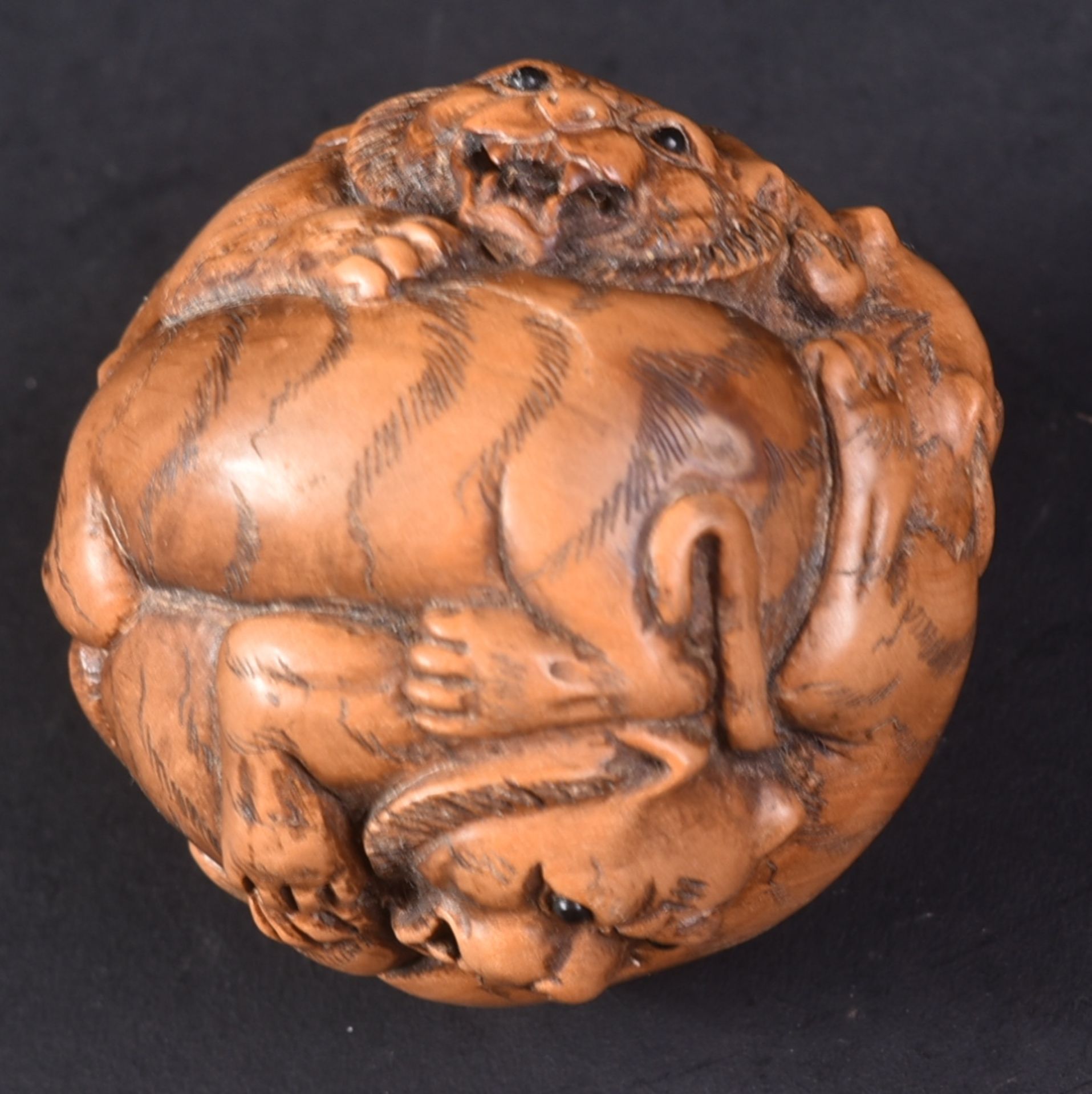 EARLY 20TH CENTURY JAPANESE CARVED TIGER NETSUKE - Bild 2 aus 5