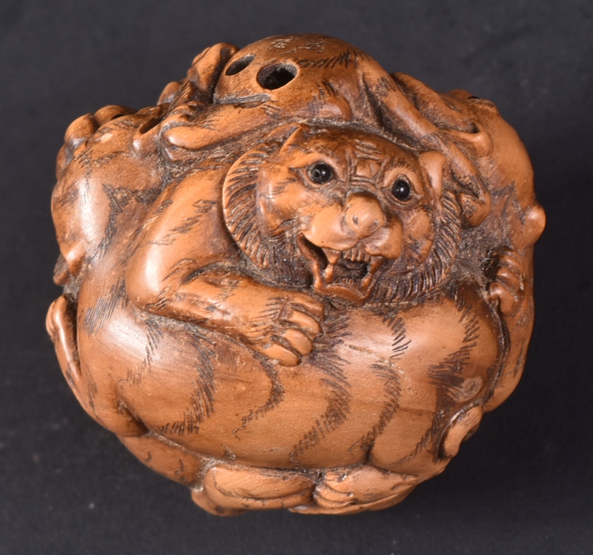 EARLY 20TH CENTURY JAPANESE CARVED TIGER NETSUKE