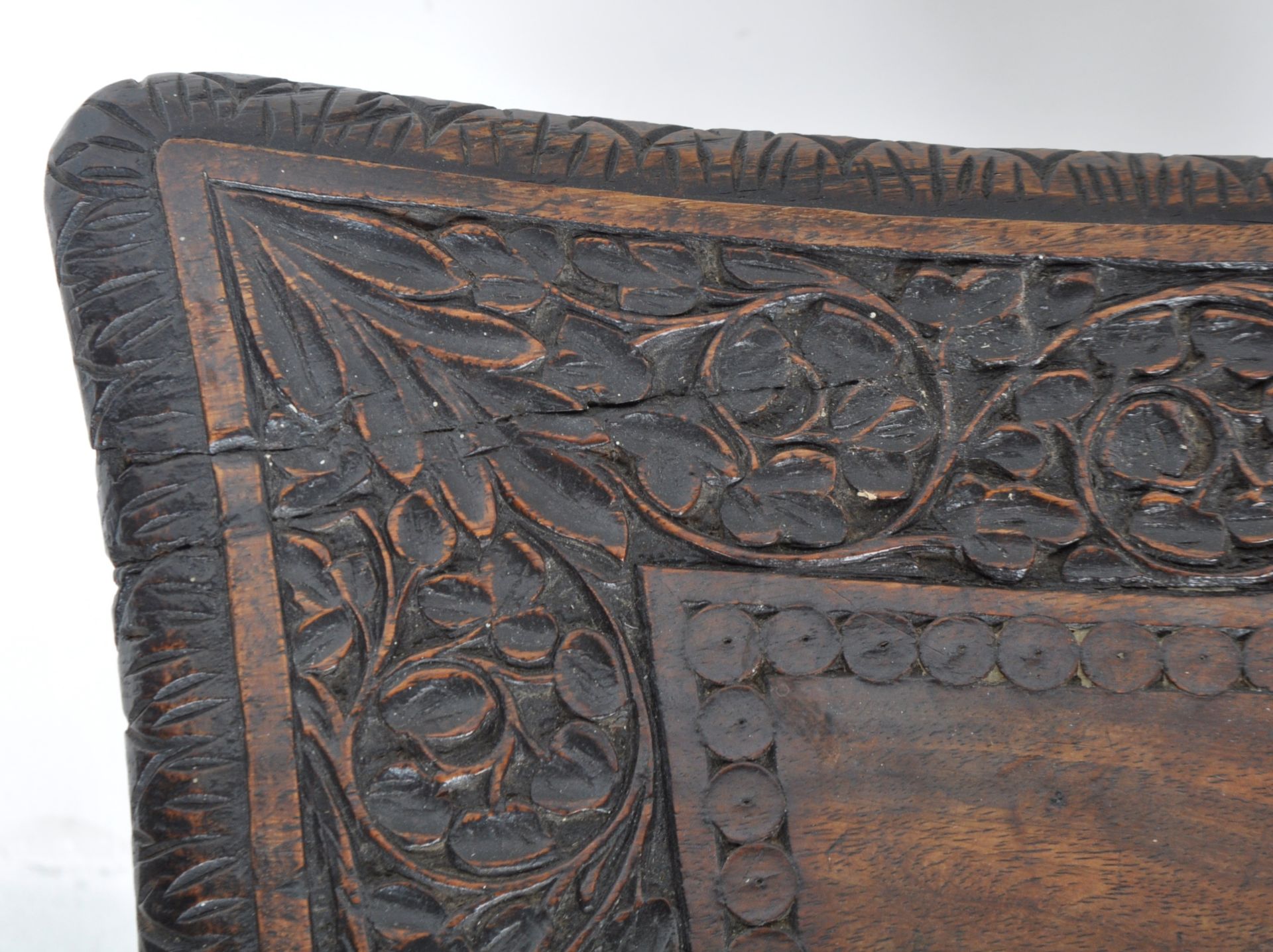 19TH CENTURY ANGLO INDIAN CARVED WINE TABLE - Bild 4 aus 6