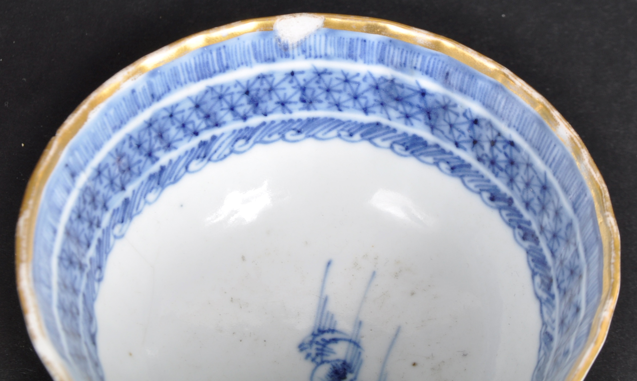 19TH CENTURY CHINESE BLUE & WHITE TEA BOWL - Image 4 of 5