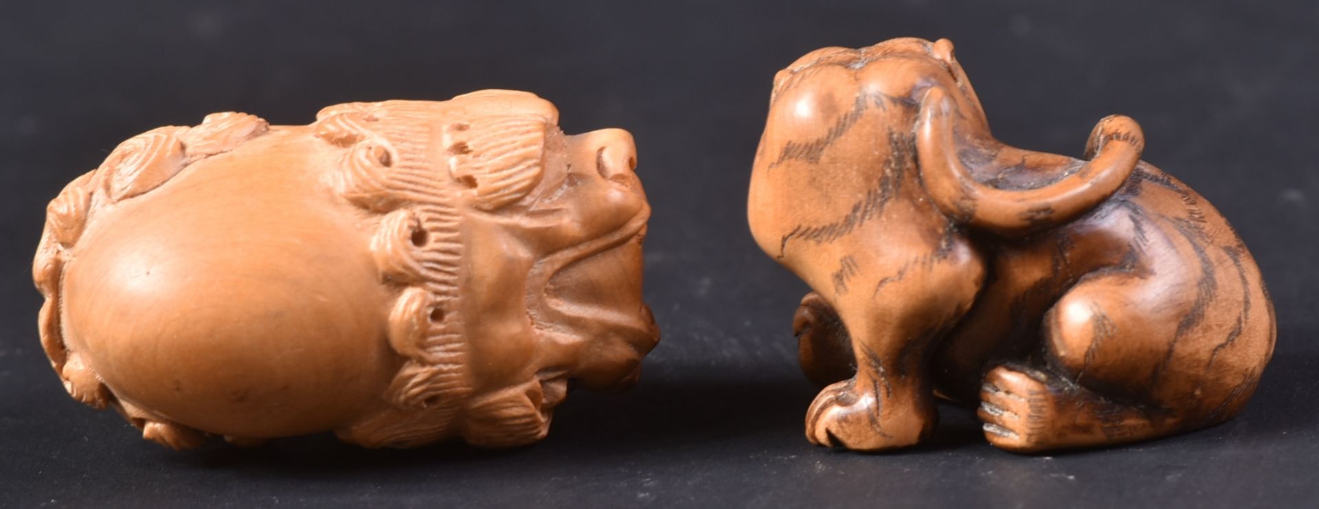 TWO JAPANESE CARVED WOODEN TIGER NETSUKES - Bild 3 aus 5