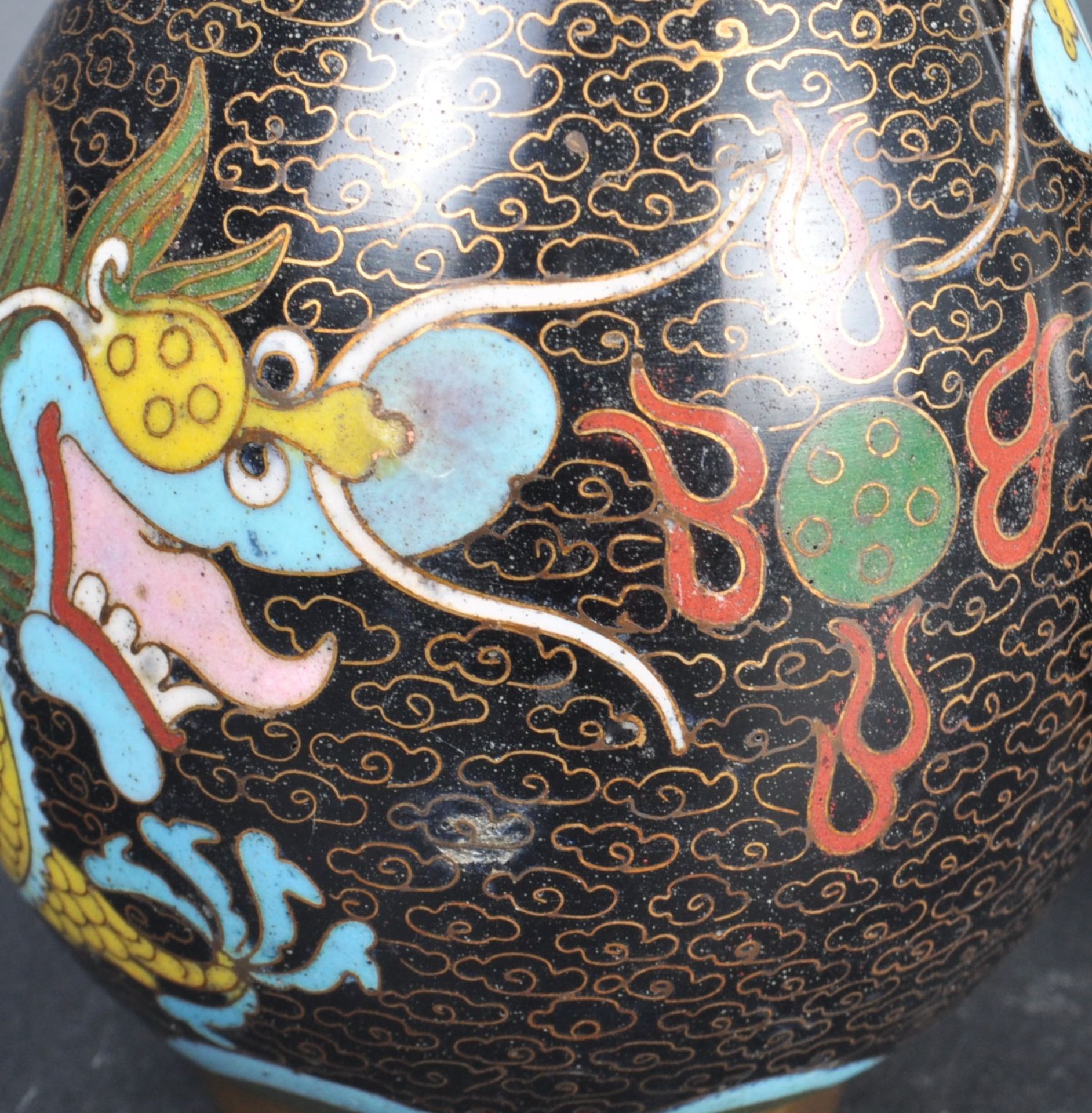 PAIR OF 19TH CENTURY CHINESE CLOISONNE DRAGON VASES - Bild 6 aus 7