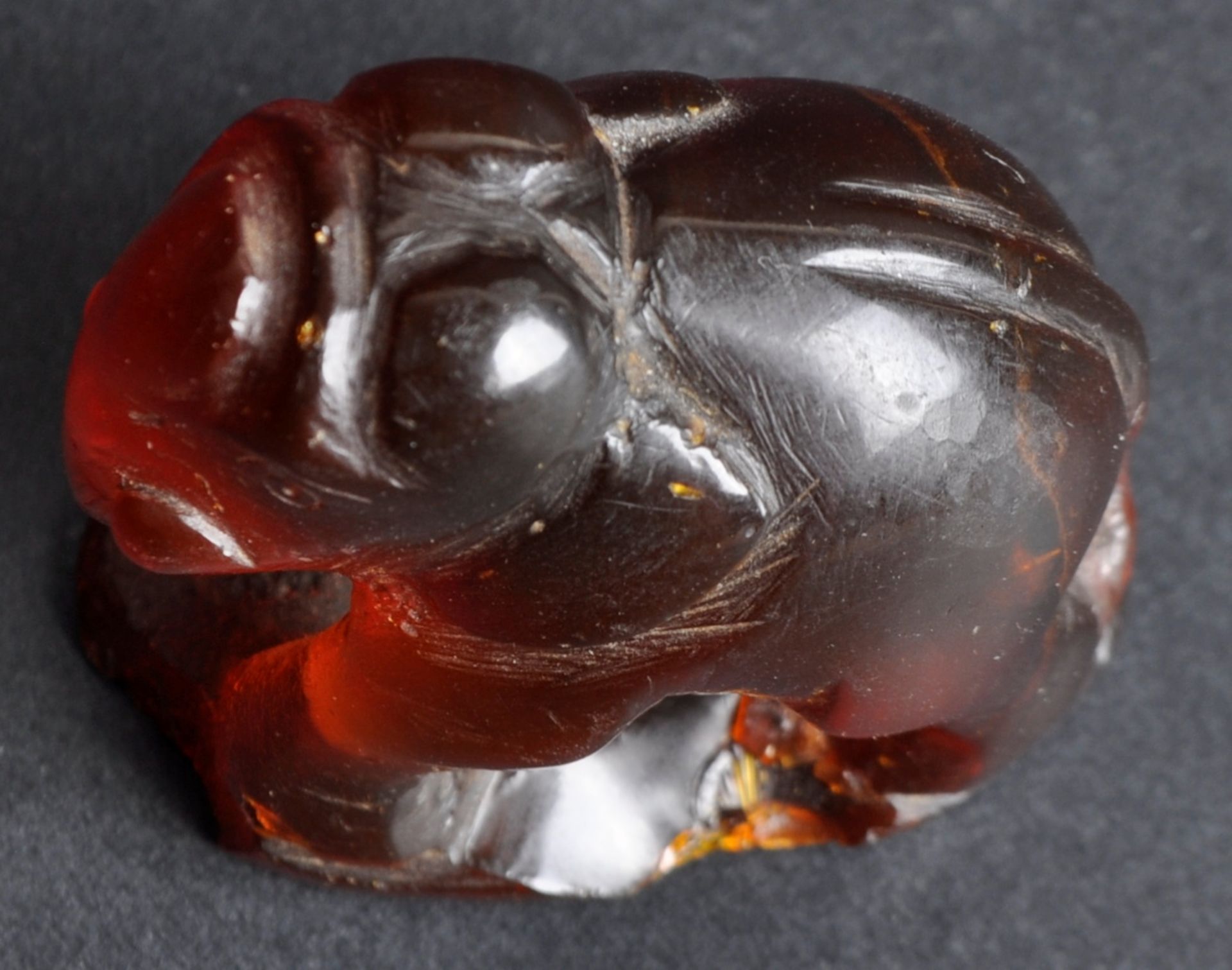 CHINESE HAND CARVED AMBER ELEPHANT FIGURINE - Image 4 of 4