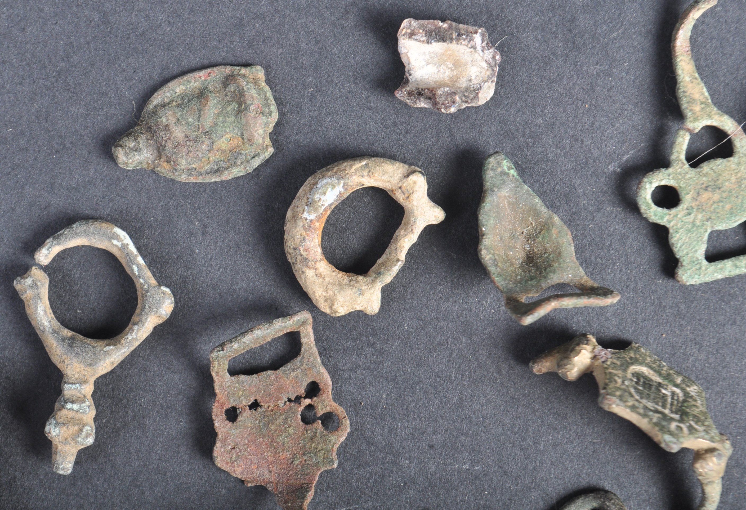 LARGE COLLECTION OF ROMAN BRONZE FRAGMENTS - Image 4 of 9