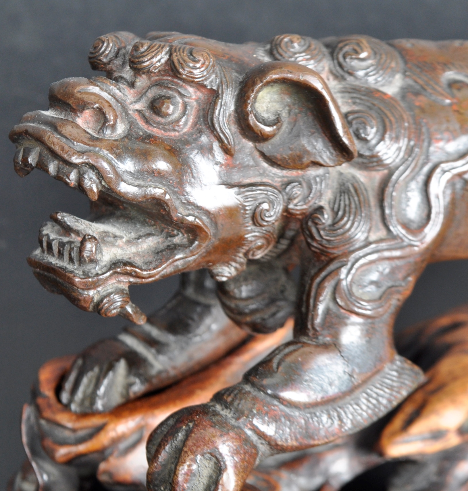 18TH CENTURY CHINESE BRONZE FOO DOG - Image 3 of 7