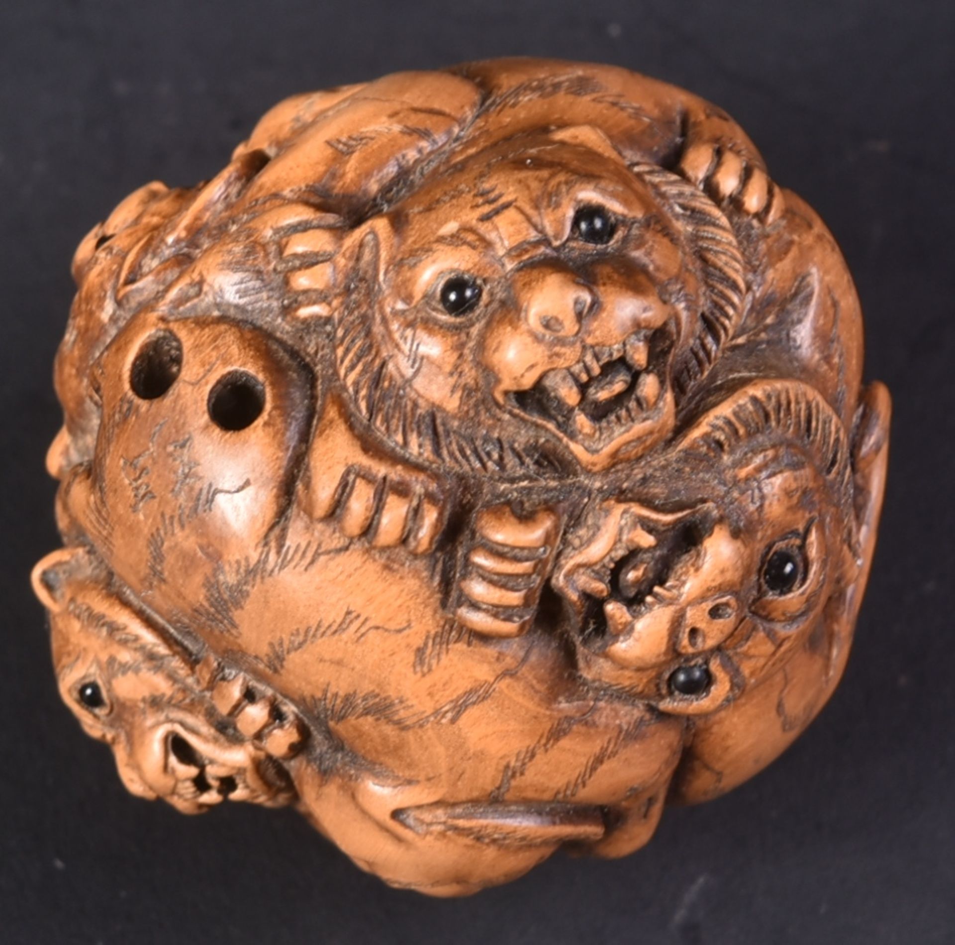 EARLY 20TH CENTURY JAPANESE CARVED TIGER NETSUKE - Bild 3 aus 5