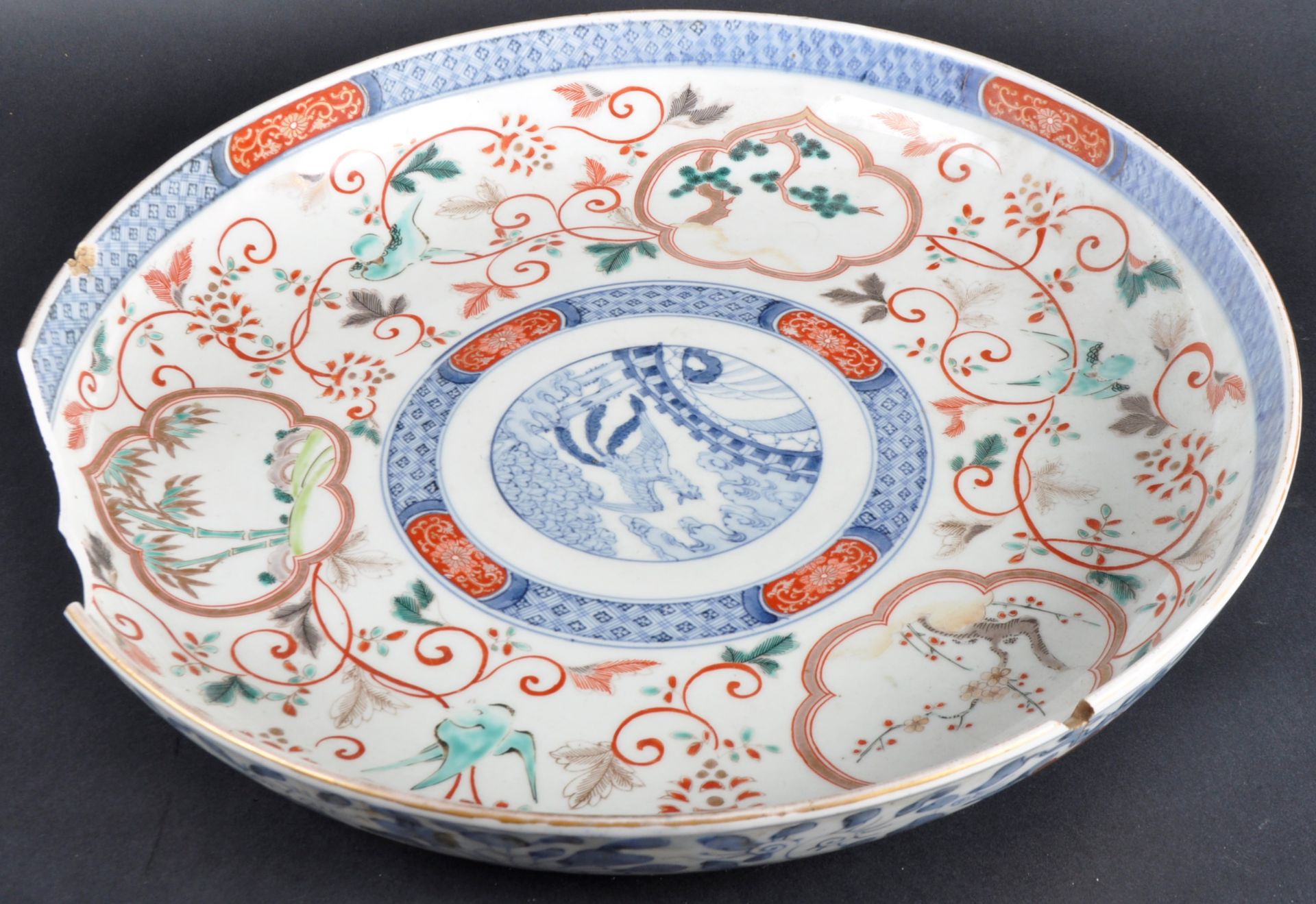 LARGE 19TH CENTURY IMARI PORCELAIN CHARGER