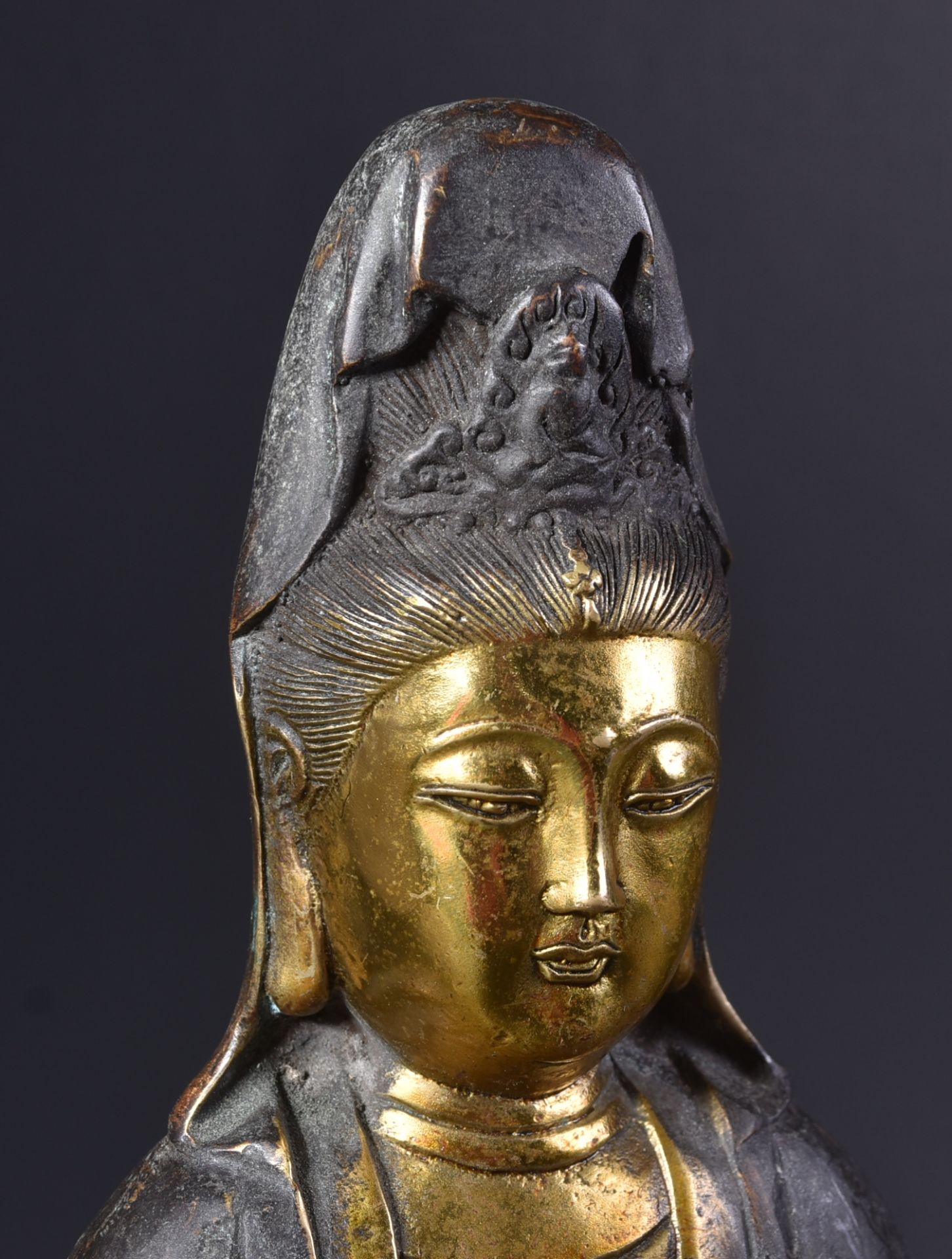 19TH CENTURY CHINESE BRONZE FIGURE OF GUANYIN - Image 2 of 5