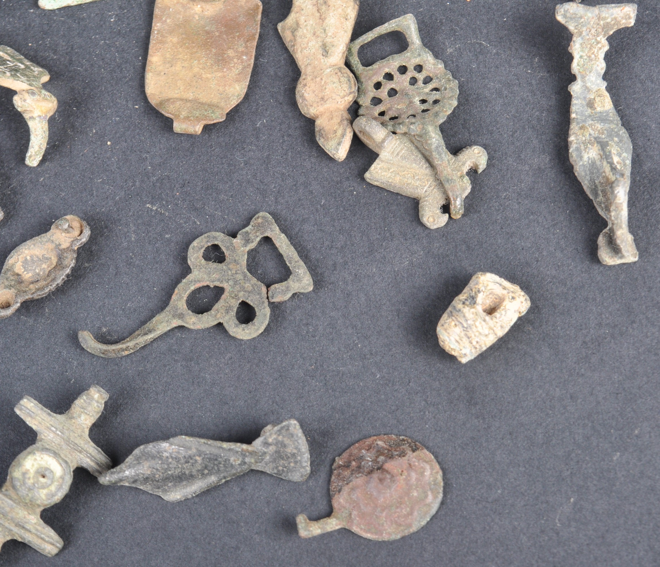 LARGE COLLECTION OF ROMAN BRONZE FRAGMENTS - Image 7 of 9