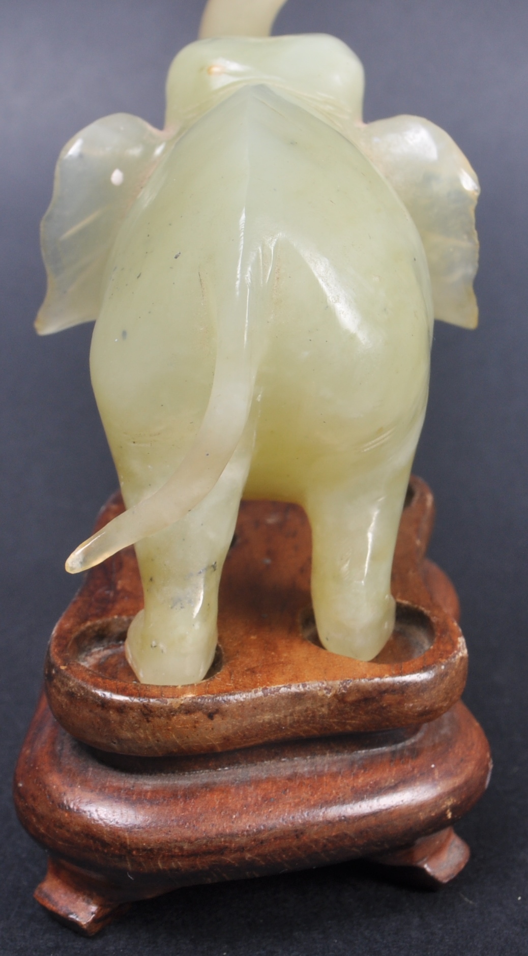 20TH CENTURY CHINESE HAND CARVED JADE ELEPHANT - Image 6 of 7