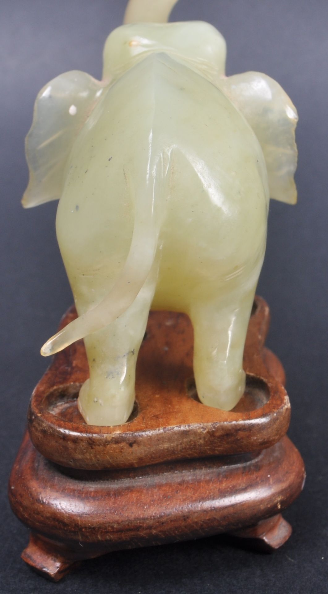 20TH CENTURY CHINESE HAND CARVED JADE ELEPHANT - Image 6 of 7