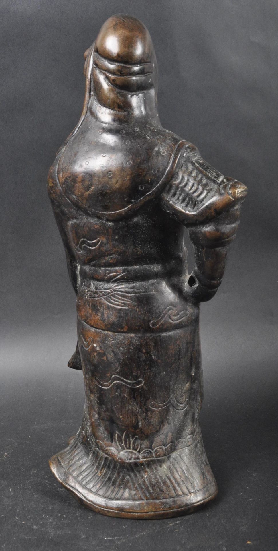 LARGE 19TH CENTURY CHINESE BRONZE ELDER WARRIOR FIGURINE - Image 4 of 10