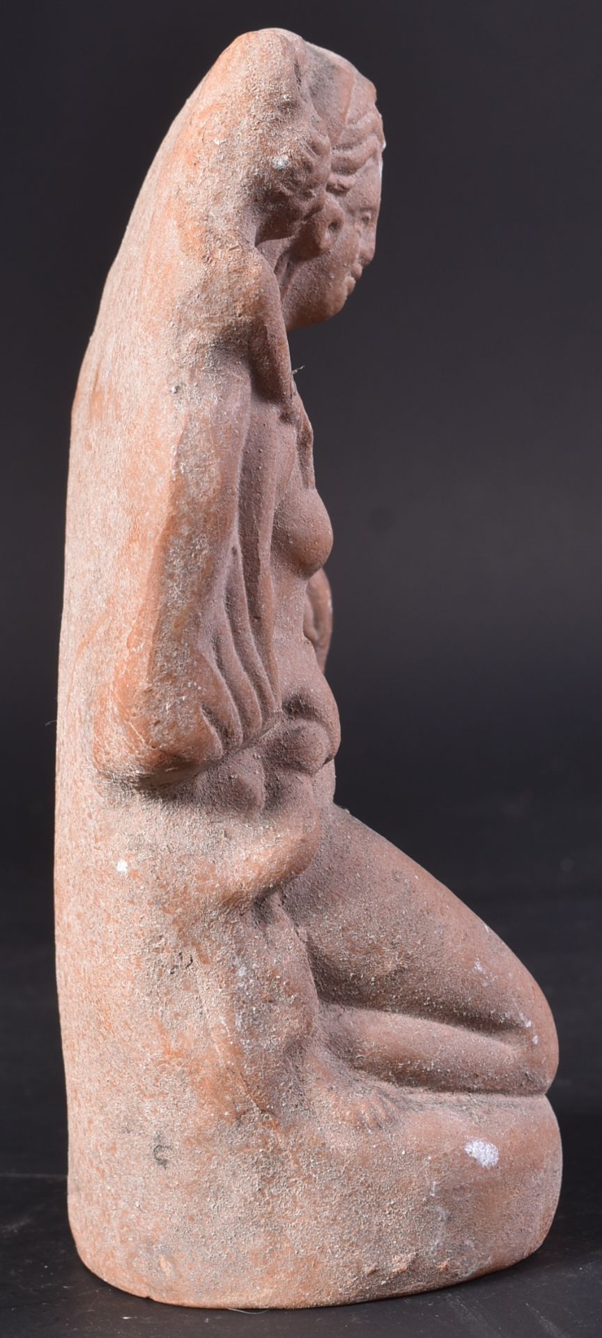 ROMAN TERRACOTTA FIGURINE DEPICTING VENUS - Image 2 of 5