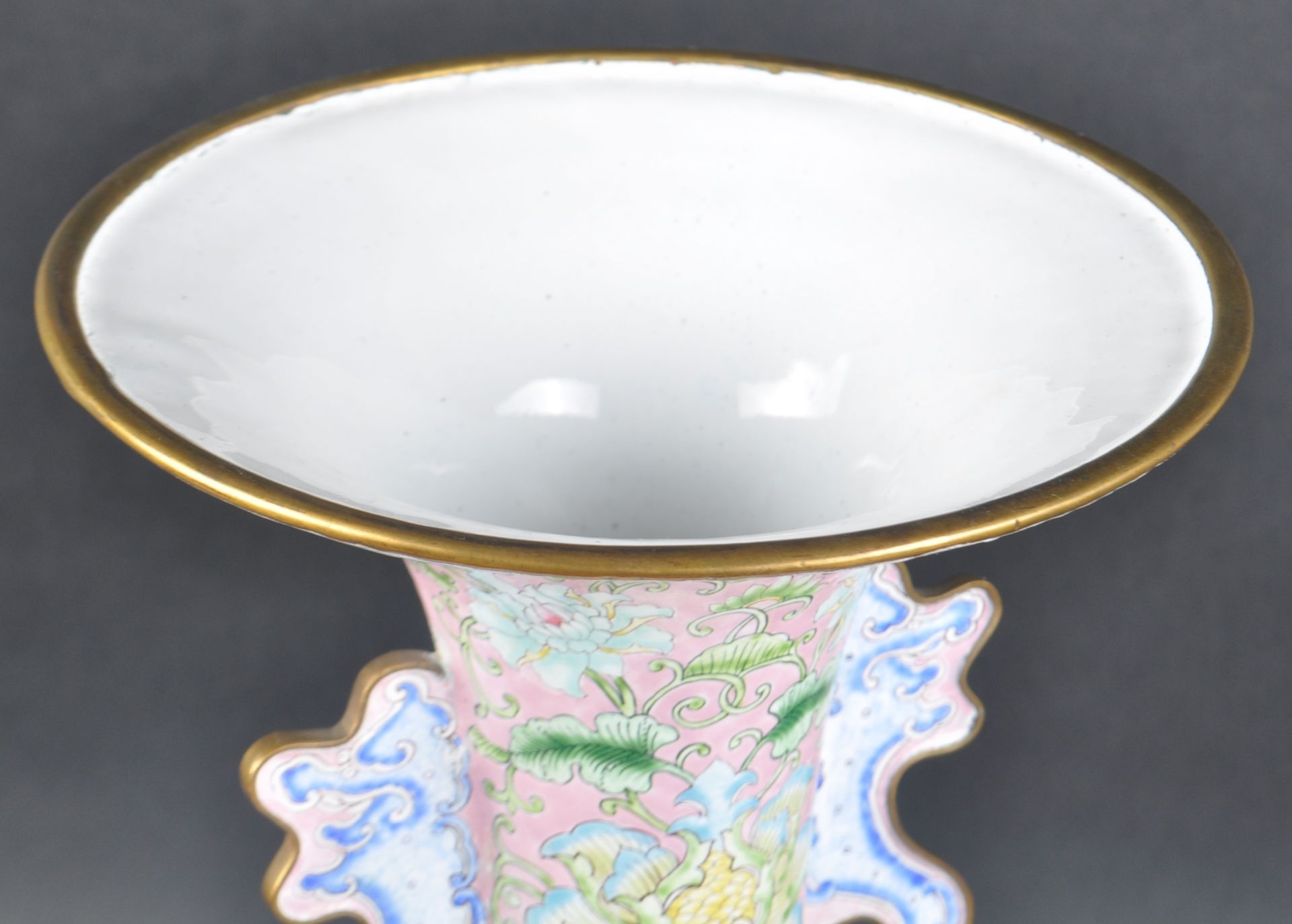 LARGE EARLY 20TH CENTURY CANTON ENAMEL VASE - Image 10 of 11