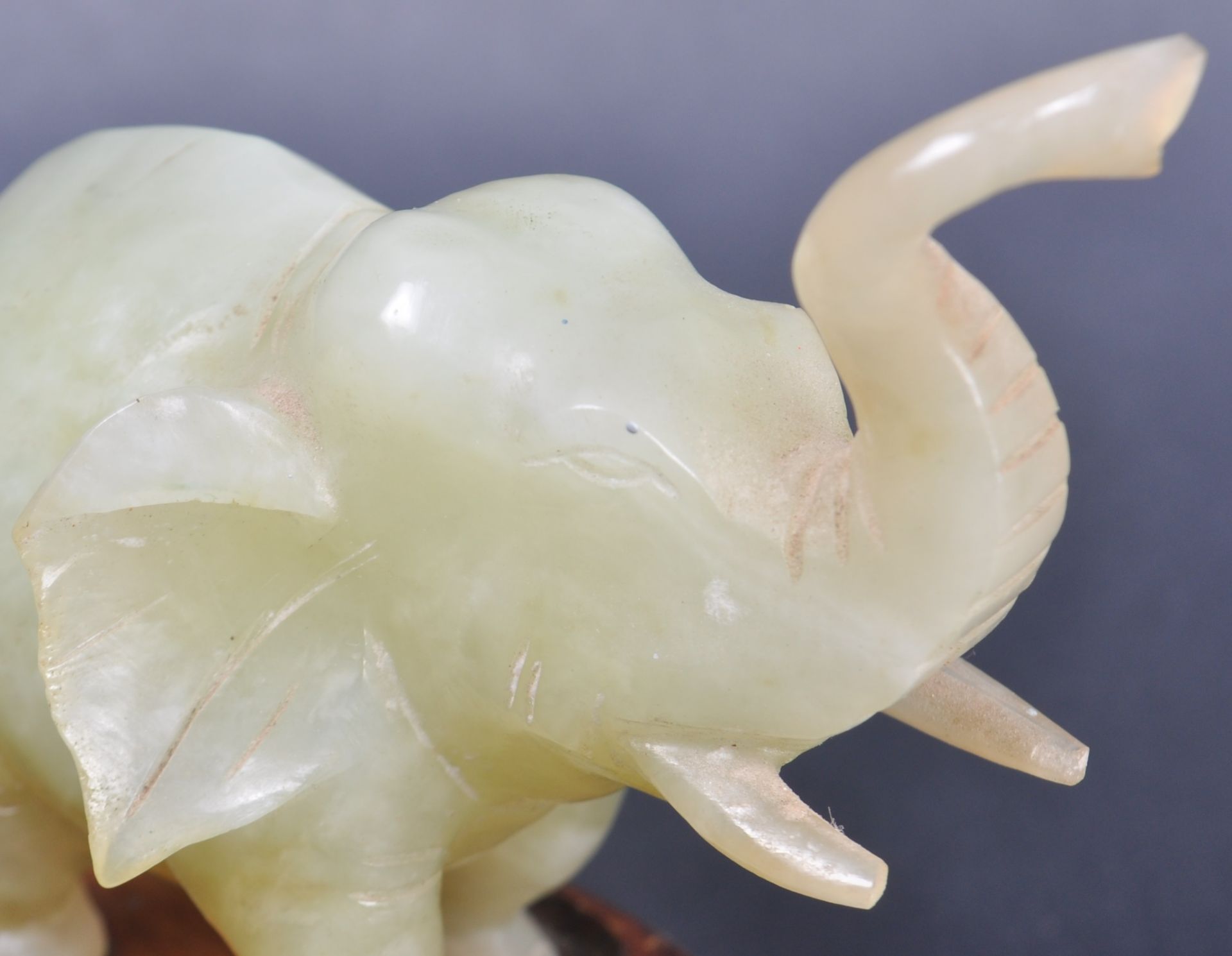 20TH CENTURY CHINESE HAND CARVED JADE ELEPHANT - Image 4 of 7