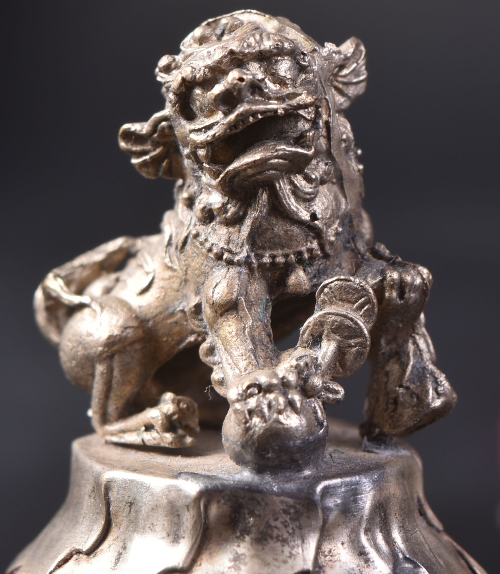 PAIR OF 20TH CENTURY CHINESE WHITE METAL & MARBLE FOO DOGS - Image 7 of 7